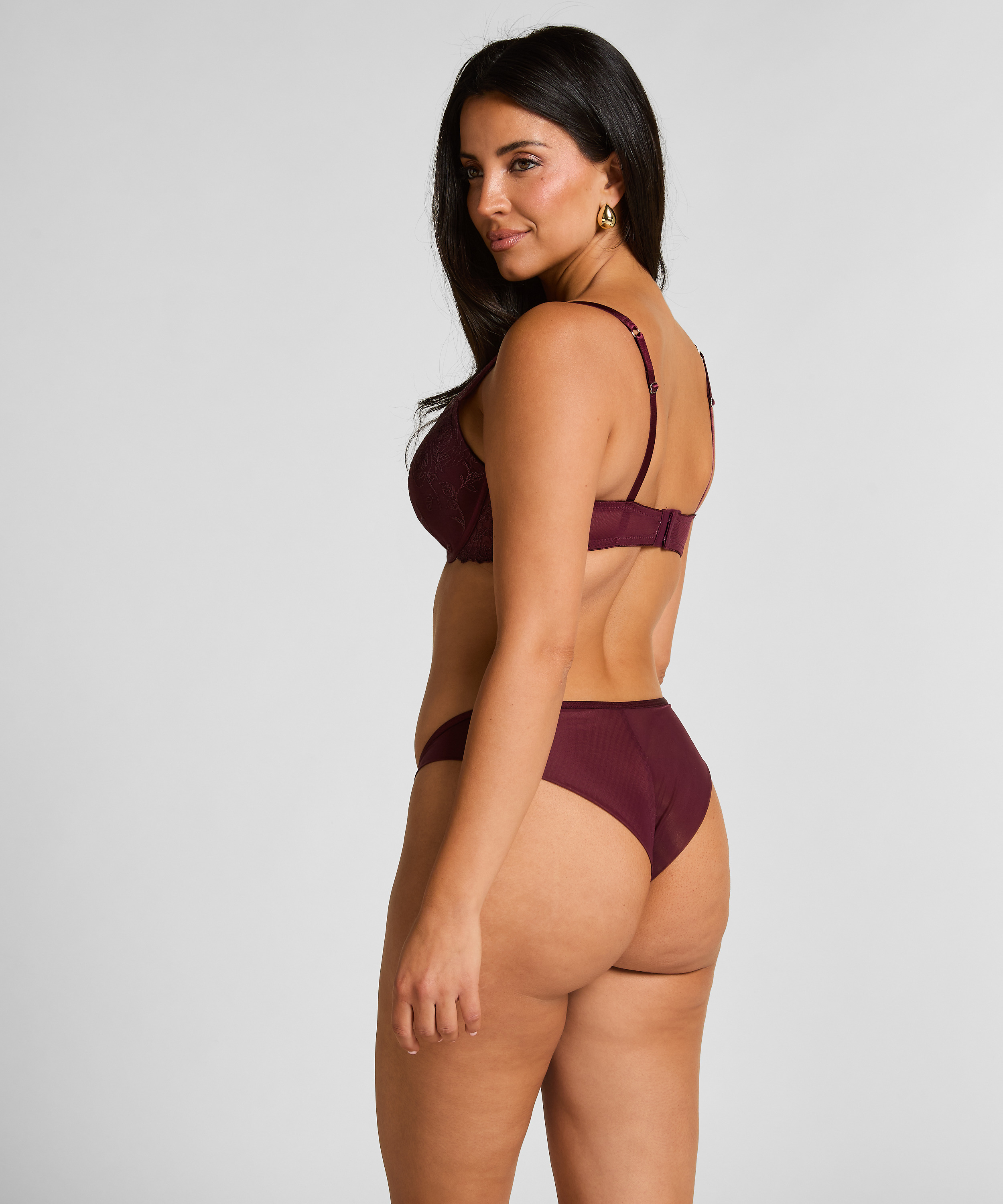 Hollie cheekini, Lila, main