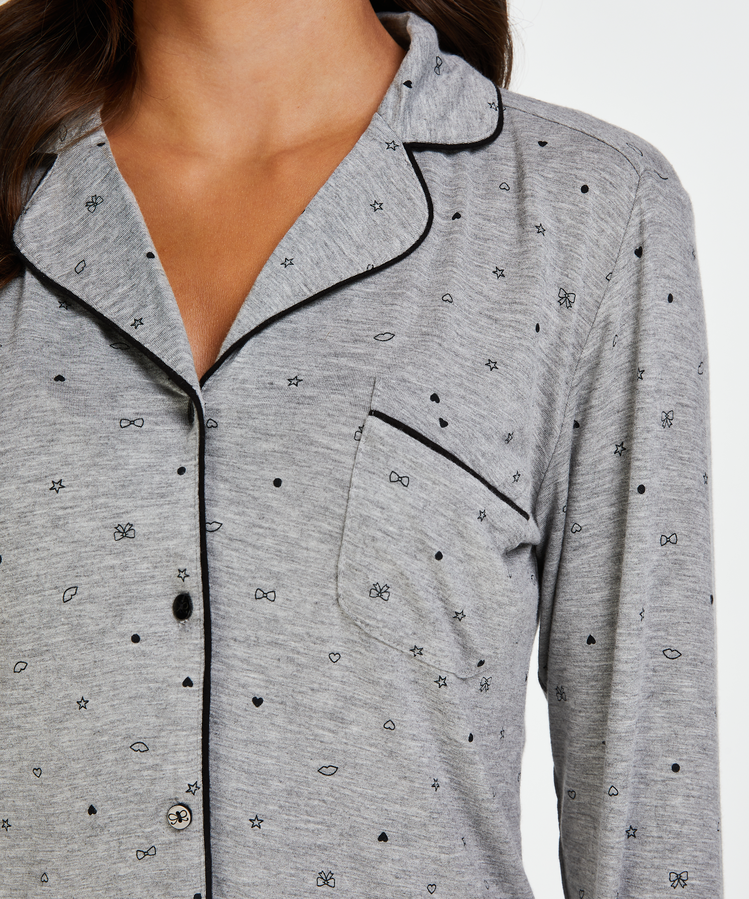 Hell&aring;ngt pyjamasset, Gr&aring;, main