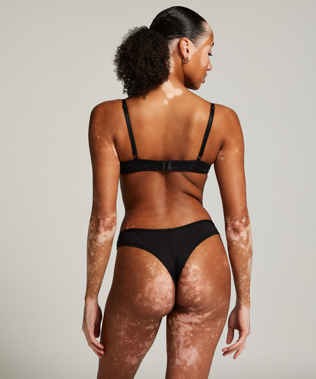 Cheekini Gunila, Svart