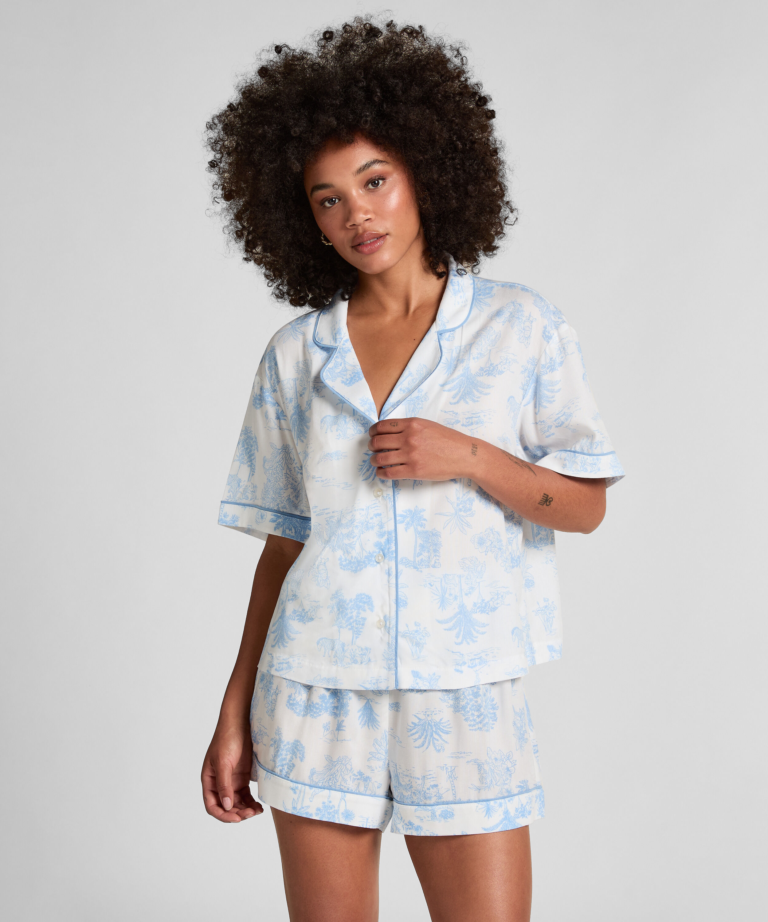 Pyjamasjacka i vävt tyg kortärmad