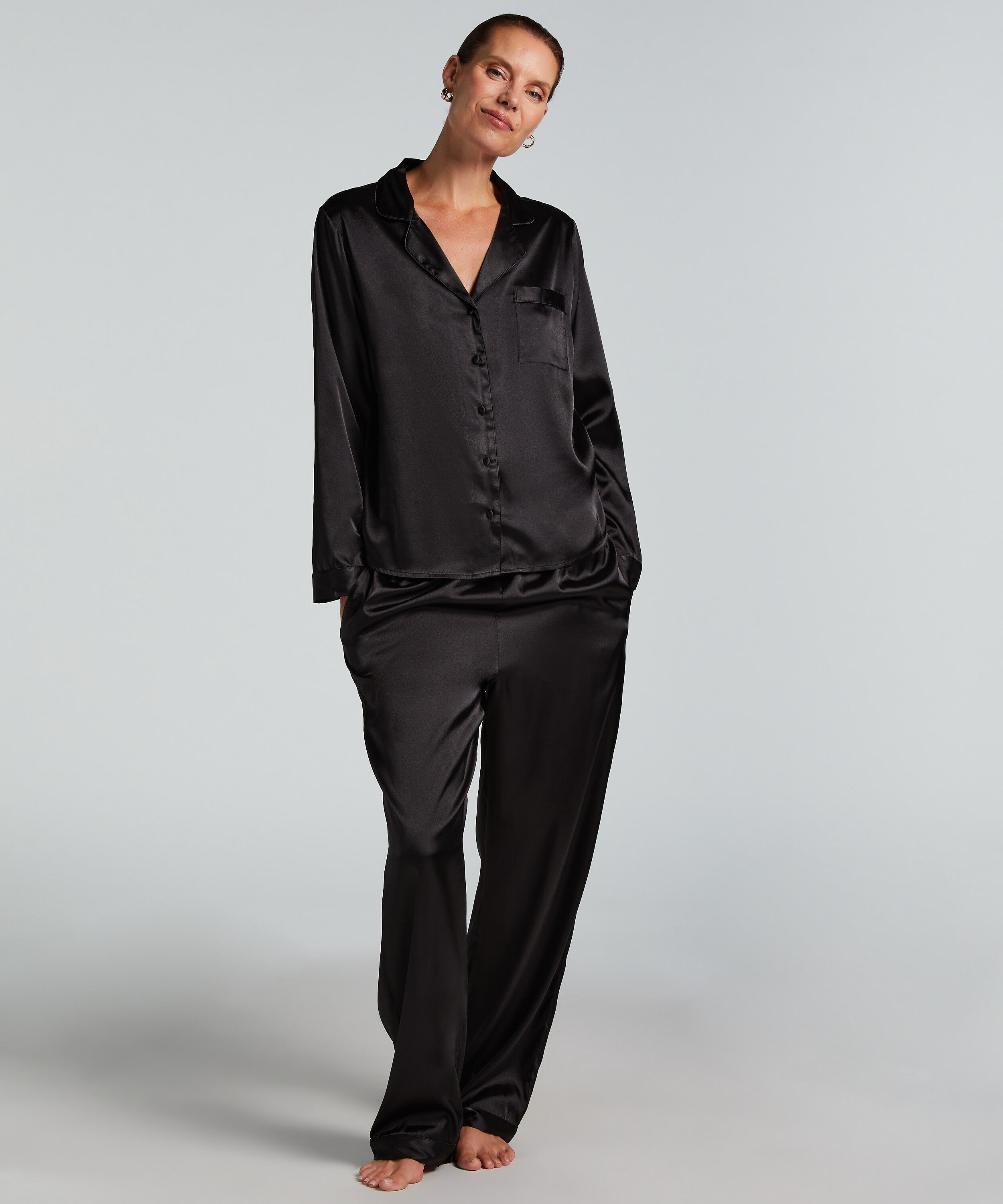 L&aring;ng&auml;rmad jacka i satin, Svart