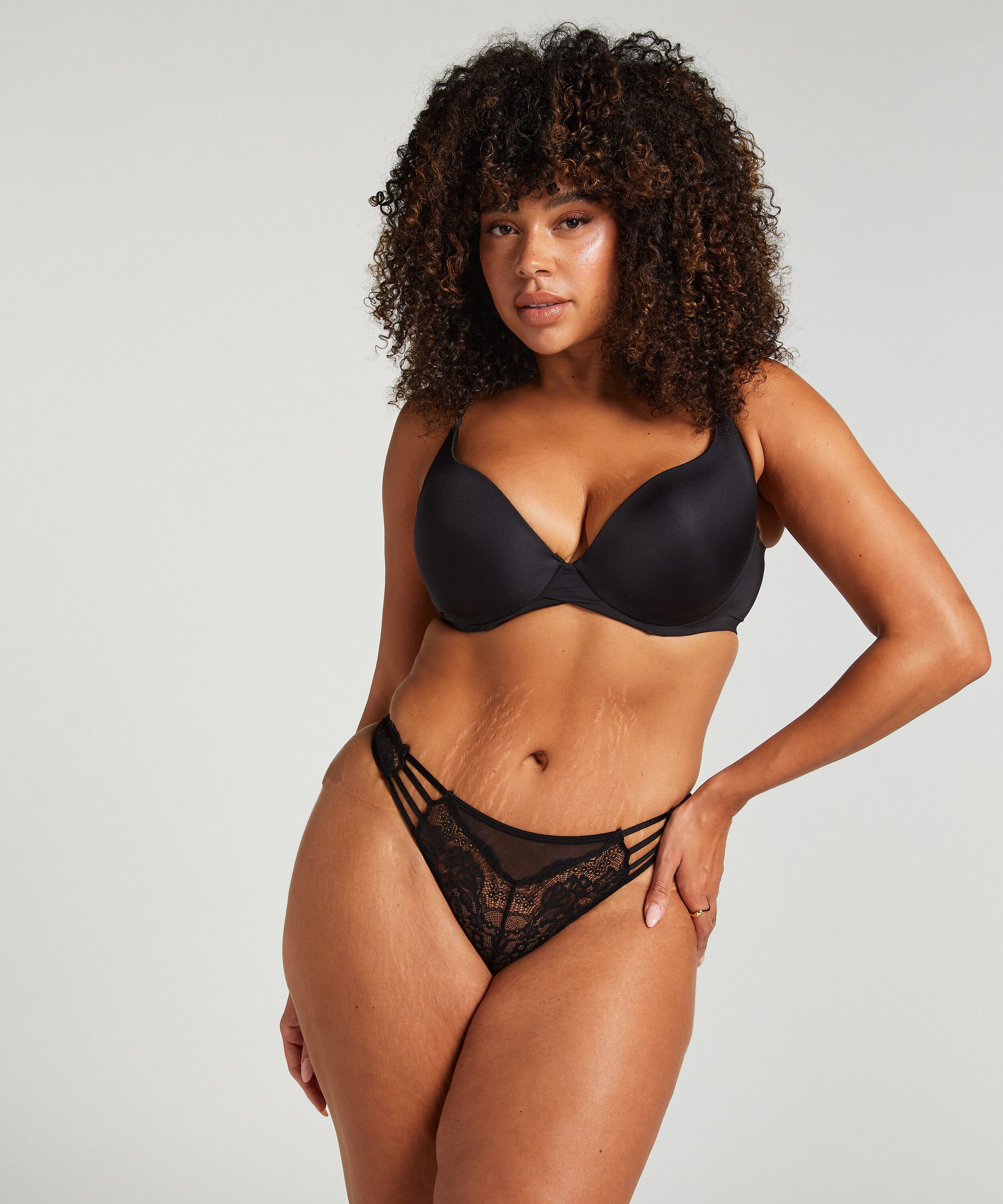 Briar stringtrosa, Svart