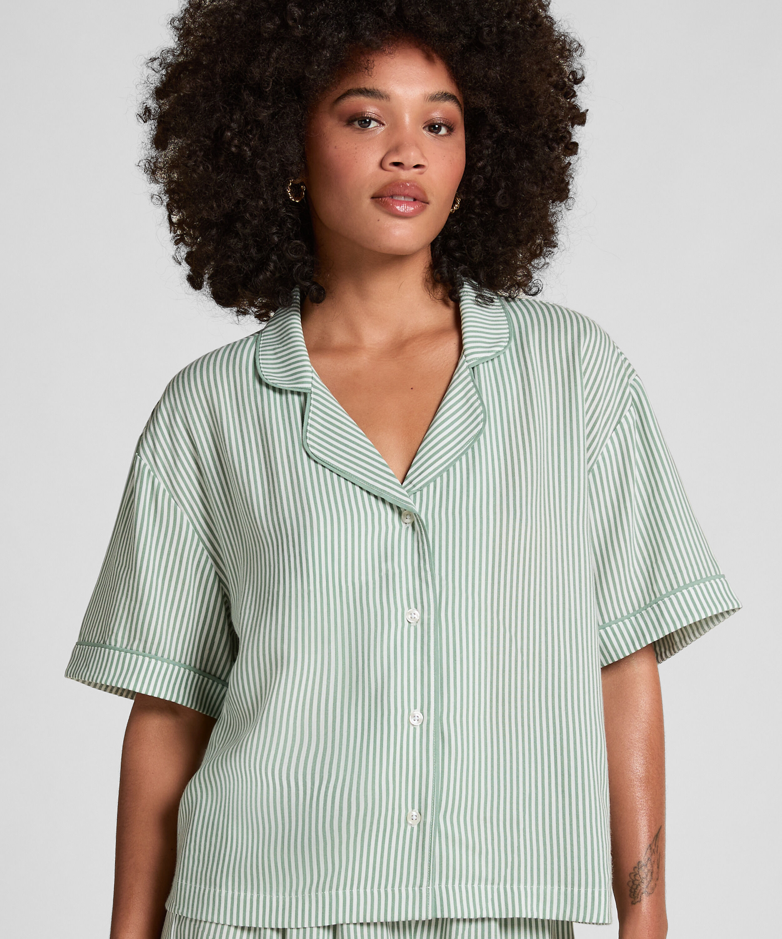 Pyjamasjacka i v&auml;vt tyg kort&auml;rmad, Gr&ouml;n