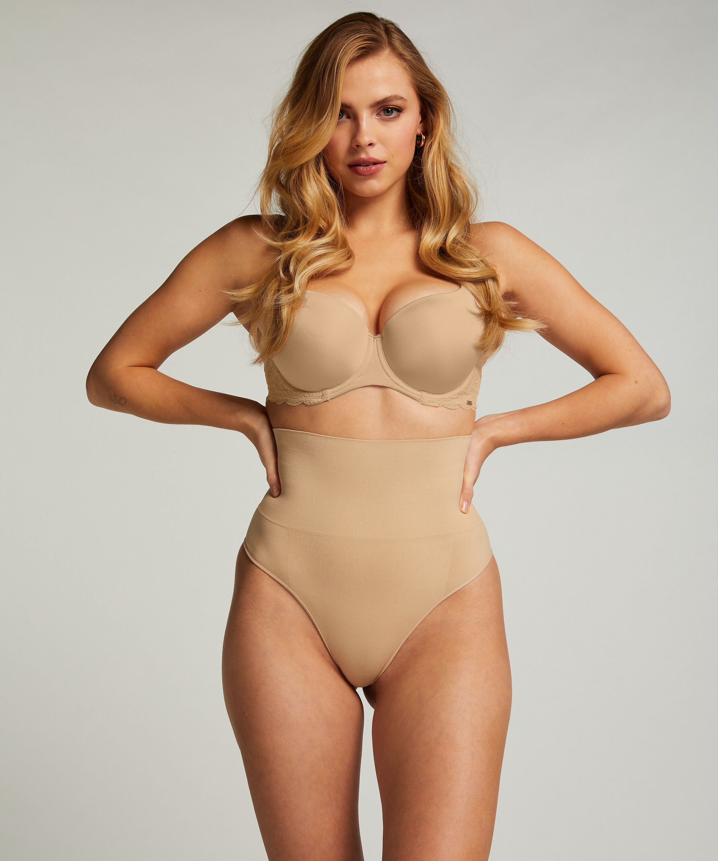 Hög uppstramande stringtrosa Seamless, Beige