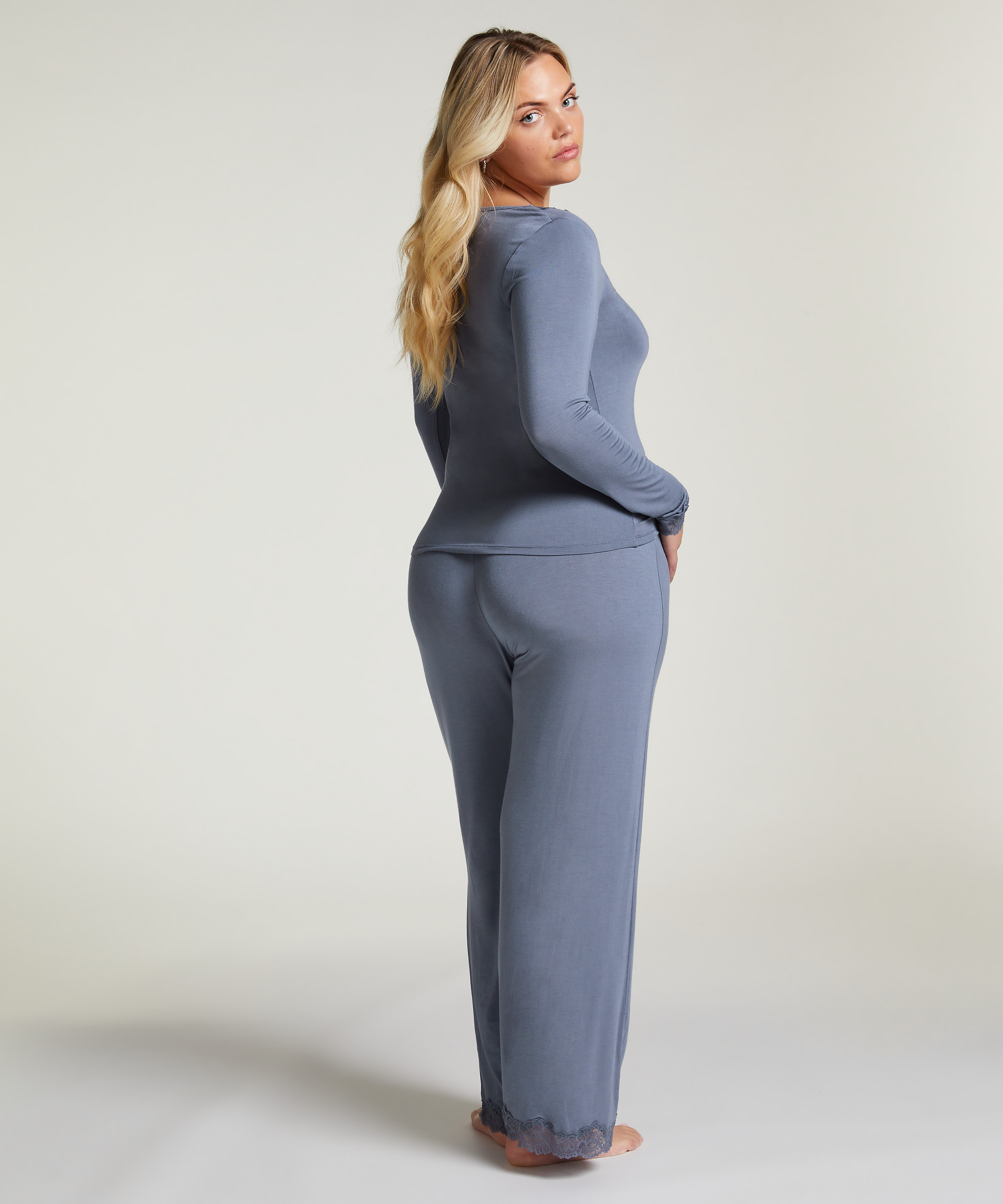 Pyjamasset, Gr&aring;, main