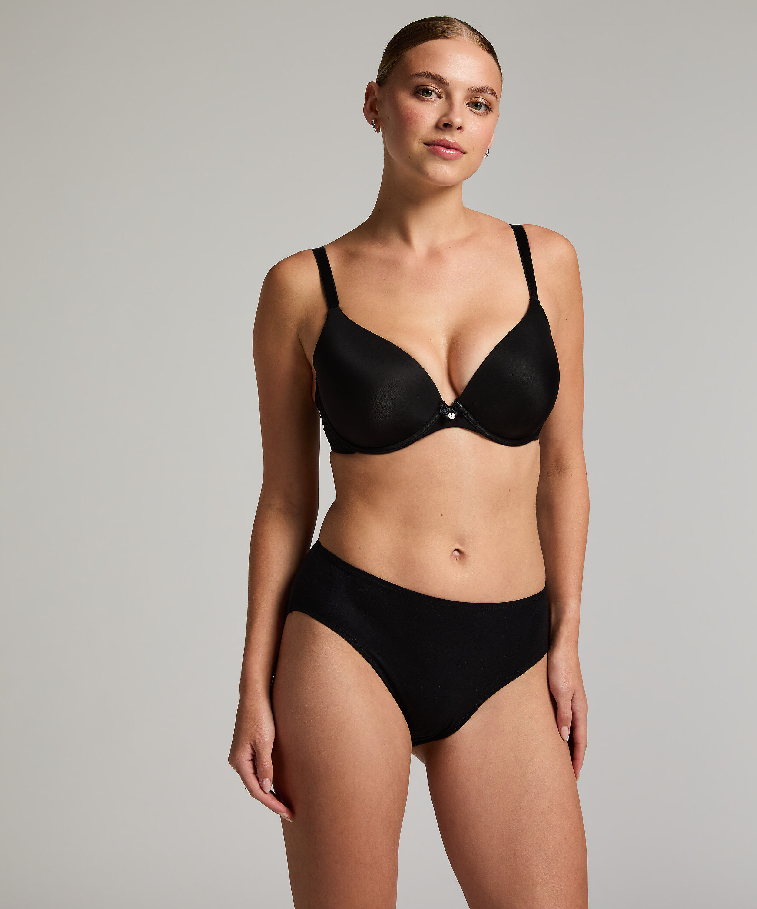 Menstrosor, Svart Menstrosor, Svart