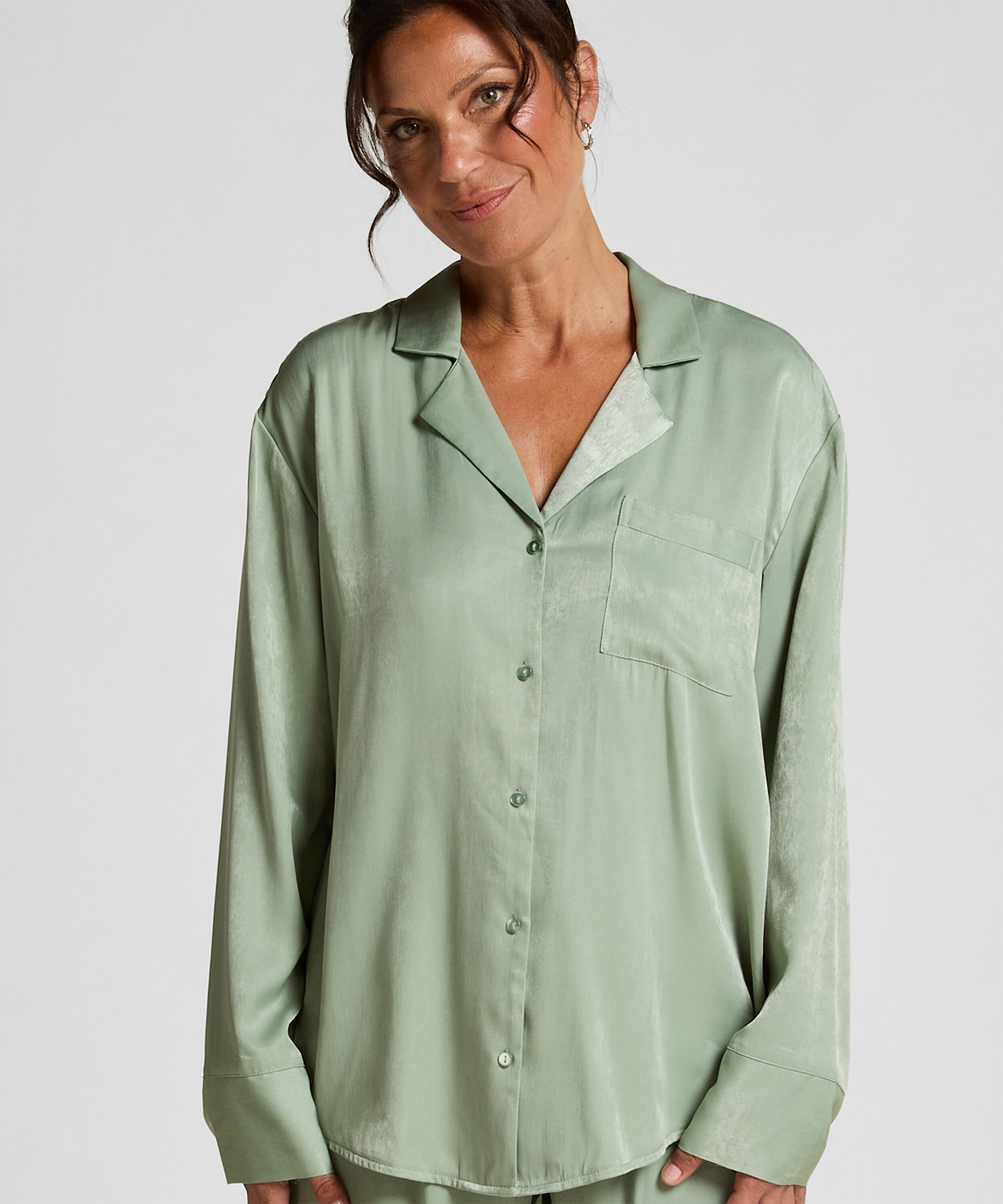 L&aring;ng&auml;rmad jacka i satin Ayla, Gr&ouml;n