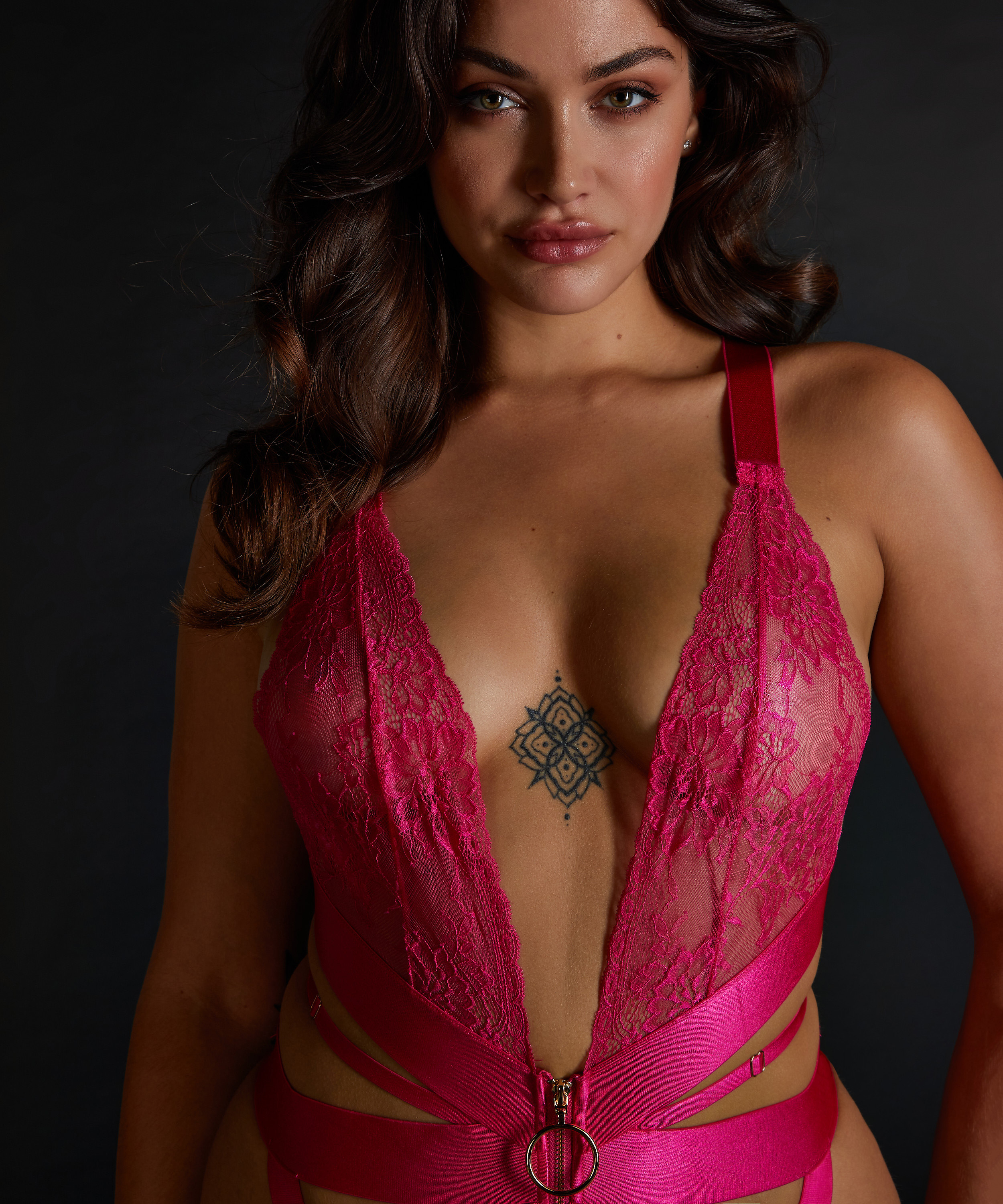 Clementine body, Rosa, main