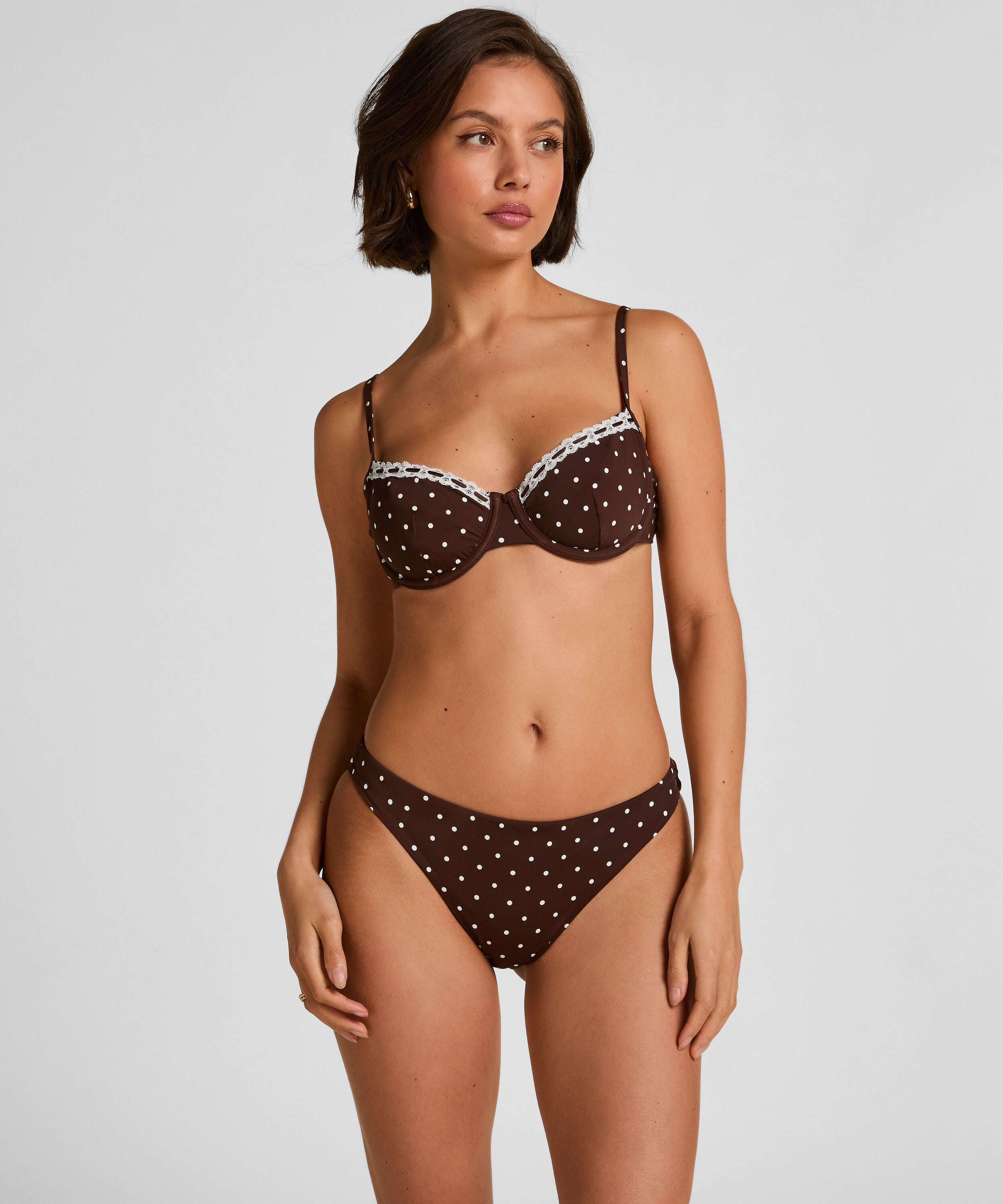 Bikinitrosa Algarve, Brun