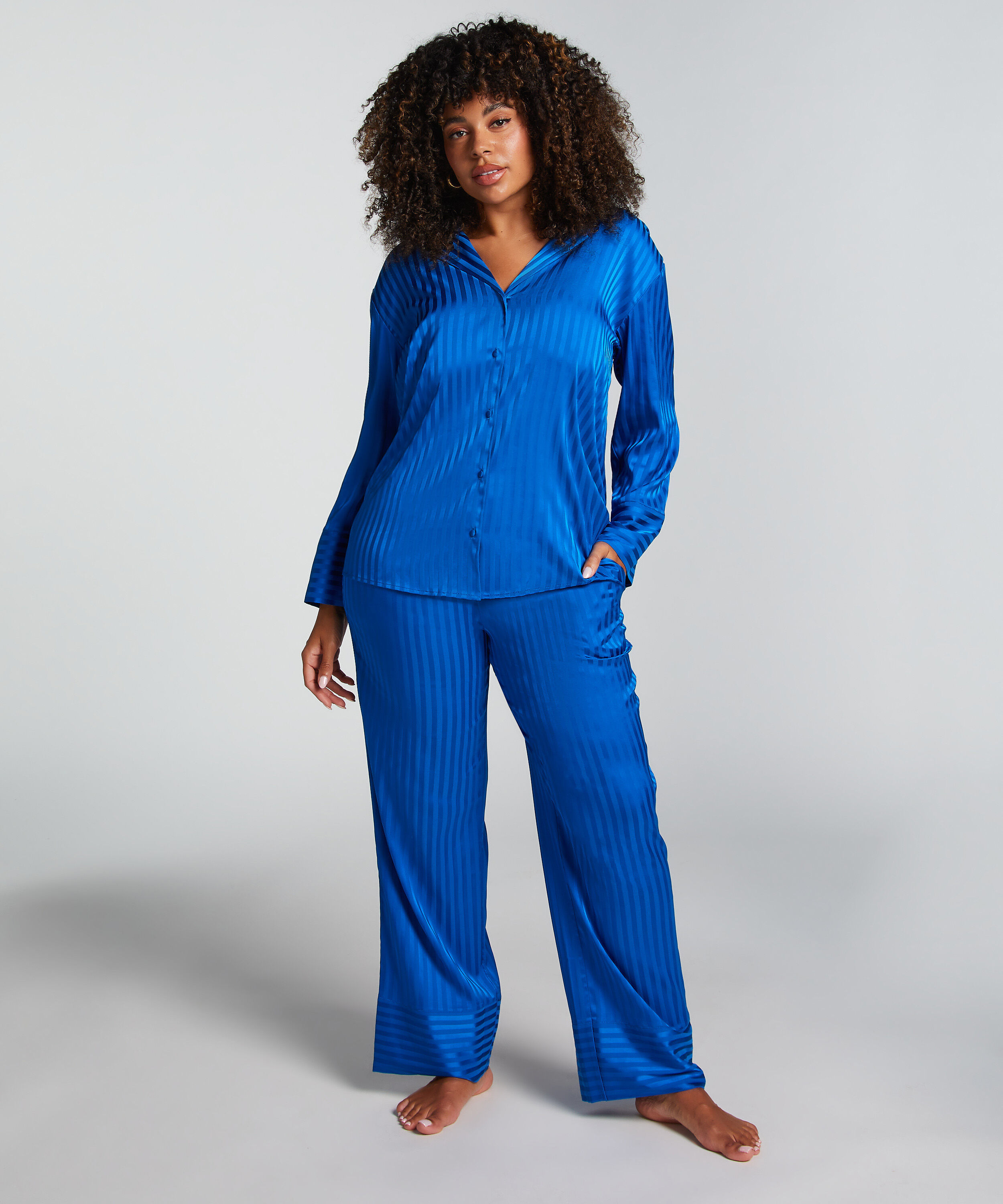 L&aring;ng&auml;rmad jacka i satin, Bl&aring;