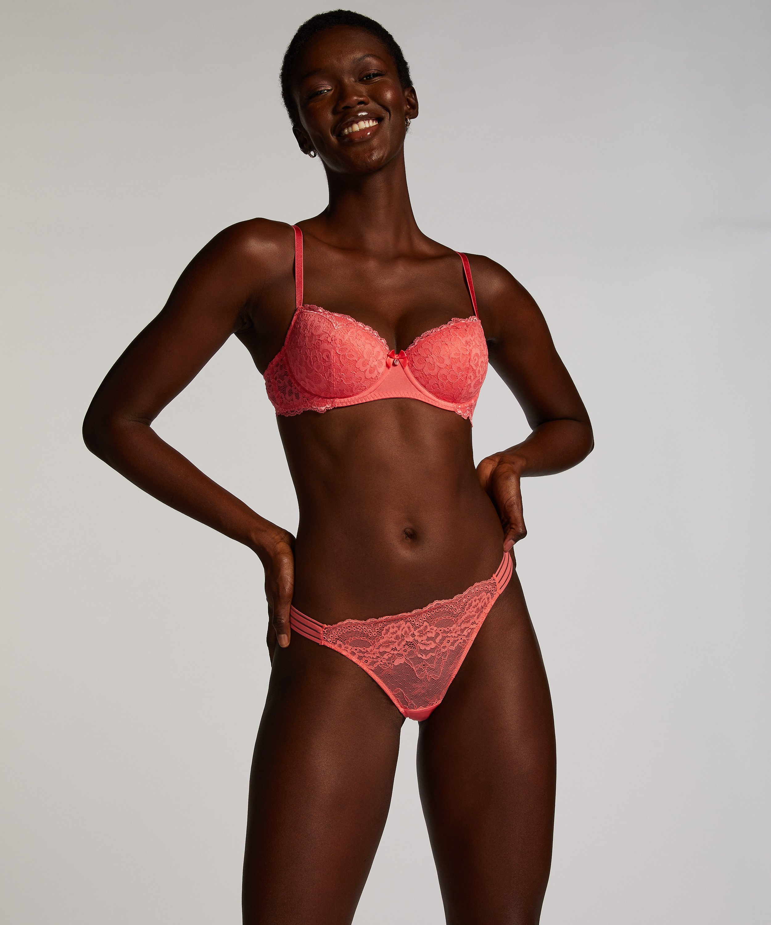 Stringtrosa Sully, Rosa, main