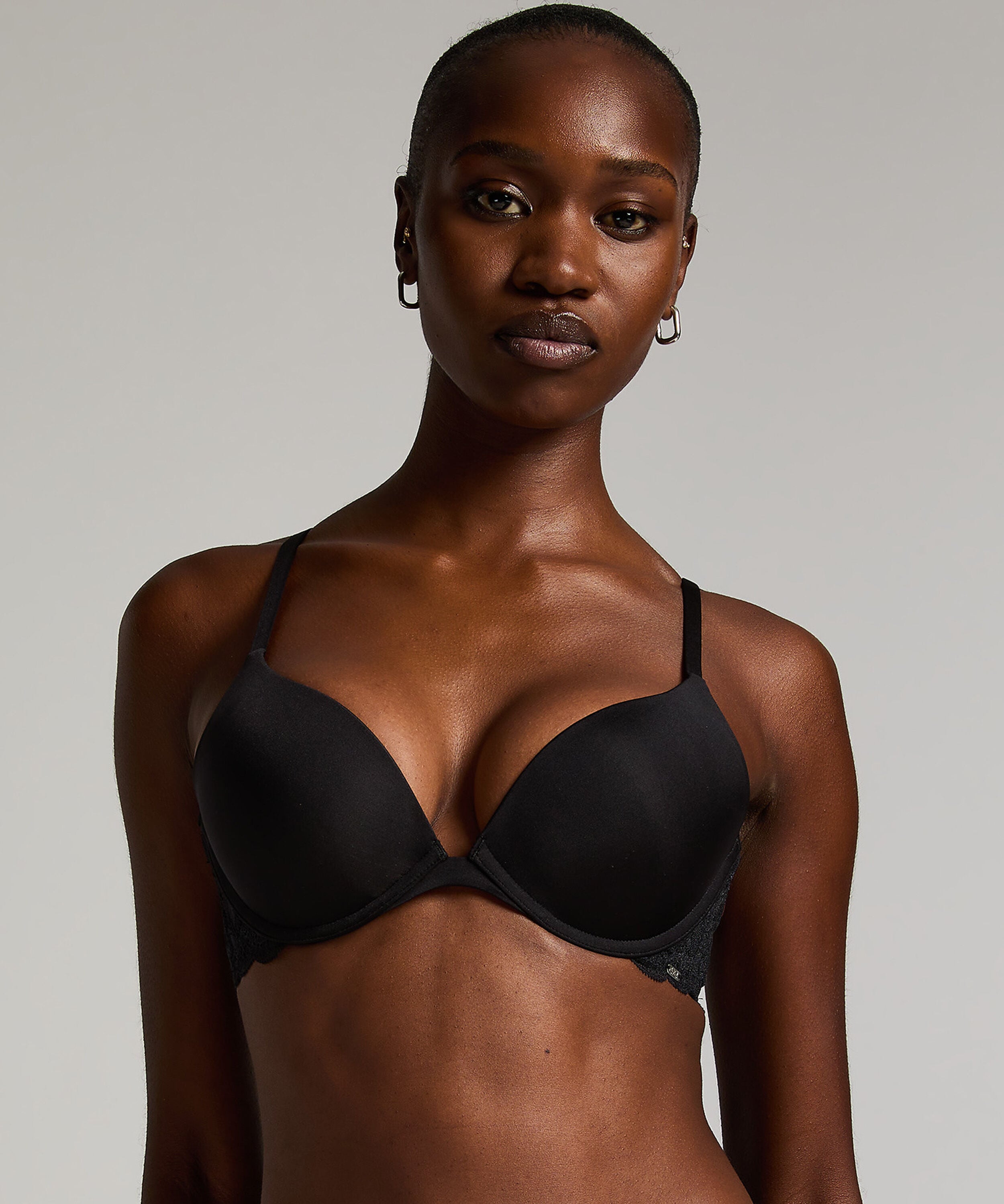 Formpressad push-up-bh med bygel Angie, Svart Formpressad push-up-bh med bygel Angie, Svart