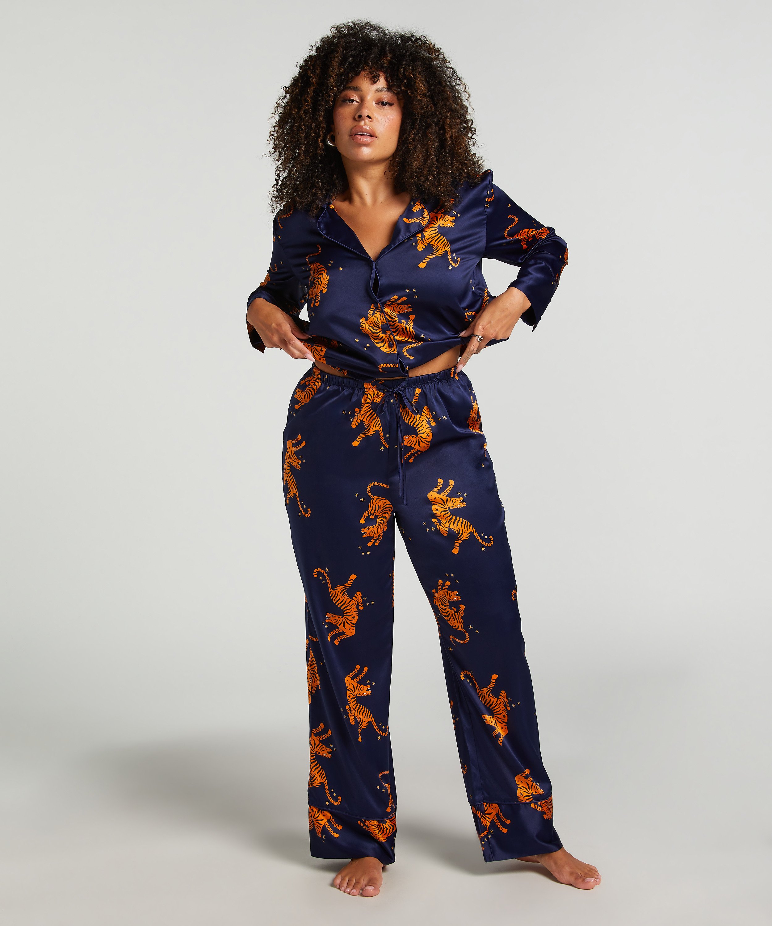 Satin-byxor, Bl&aring;, main