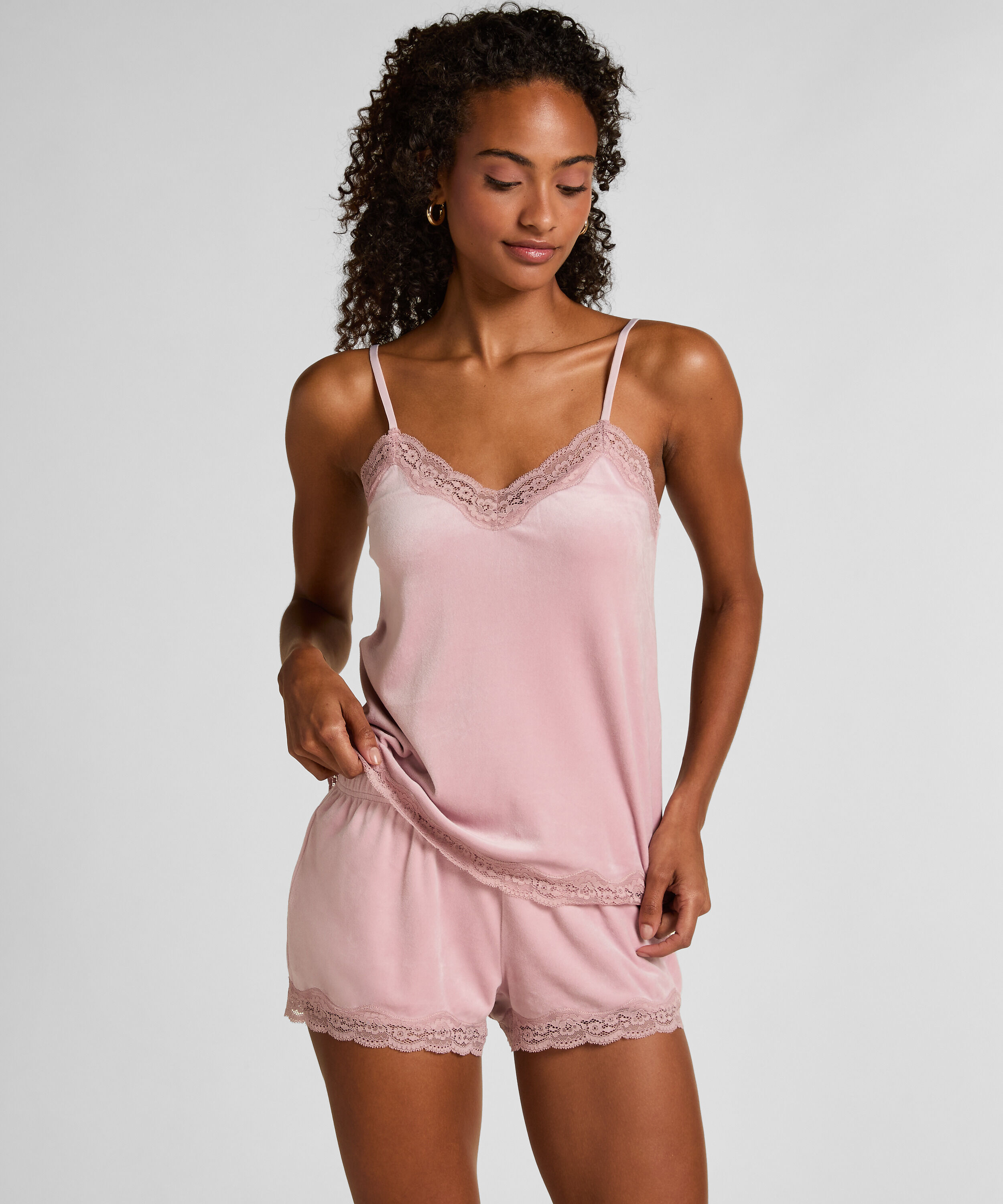 Velour- och spetsshort, Lila Velour- och spetsshort, Lila