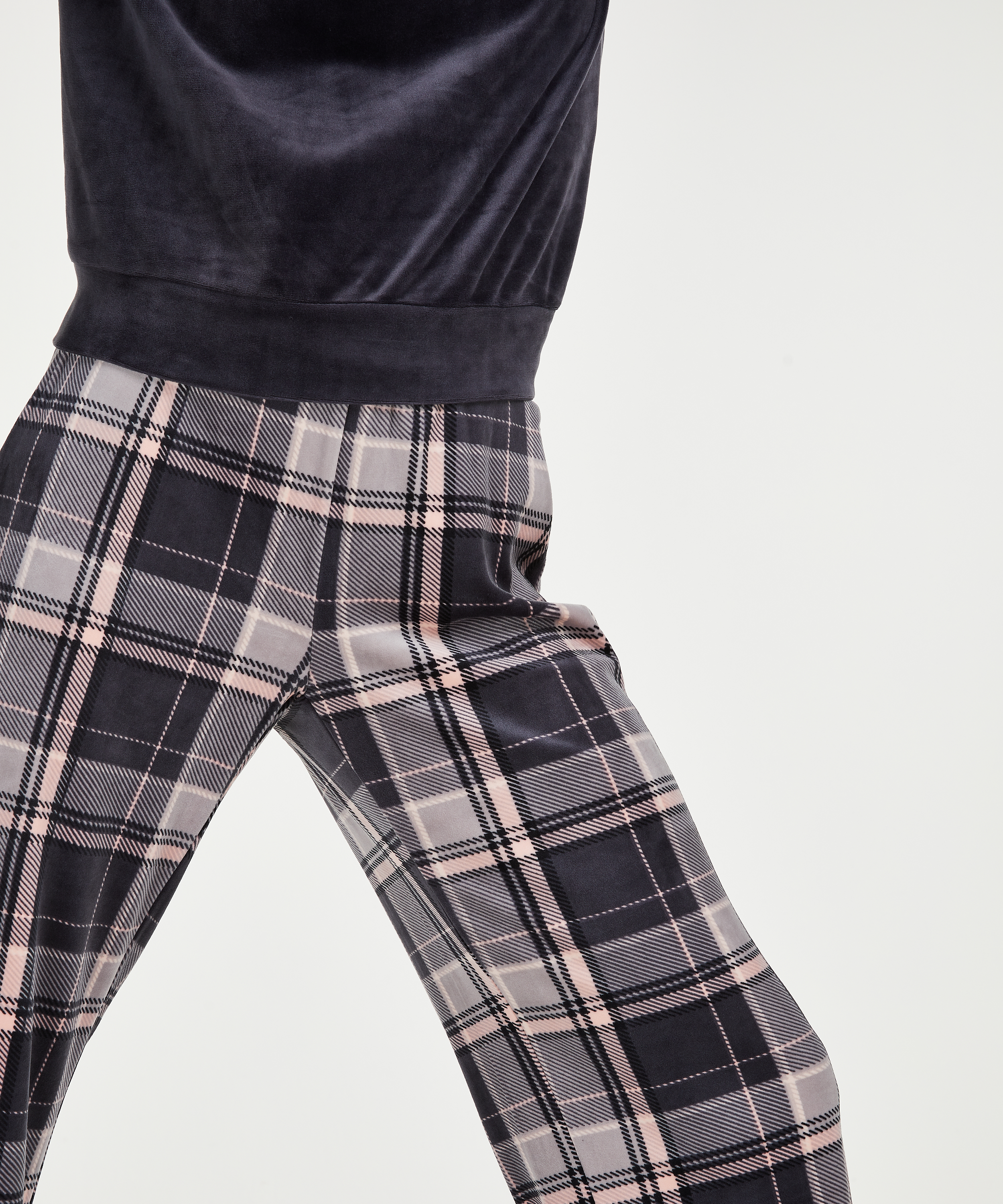 Pyjamasset i sammet, Gr&aring;, main