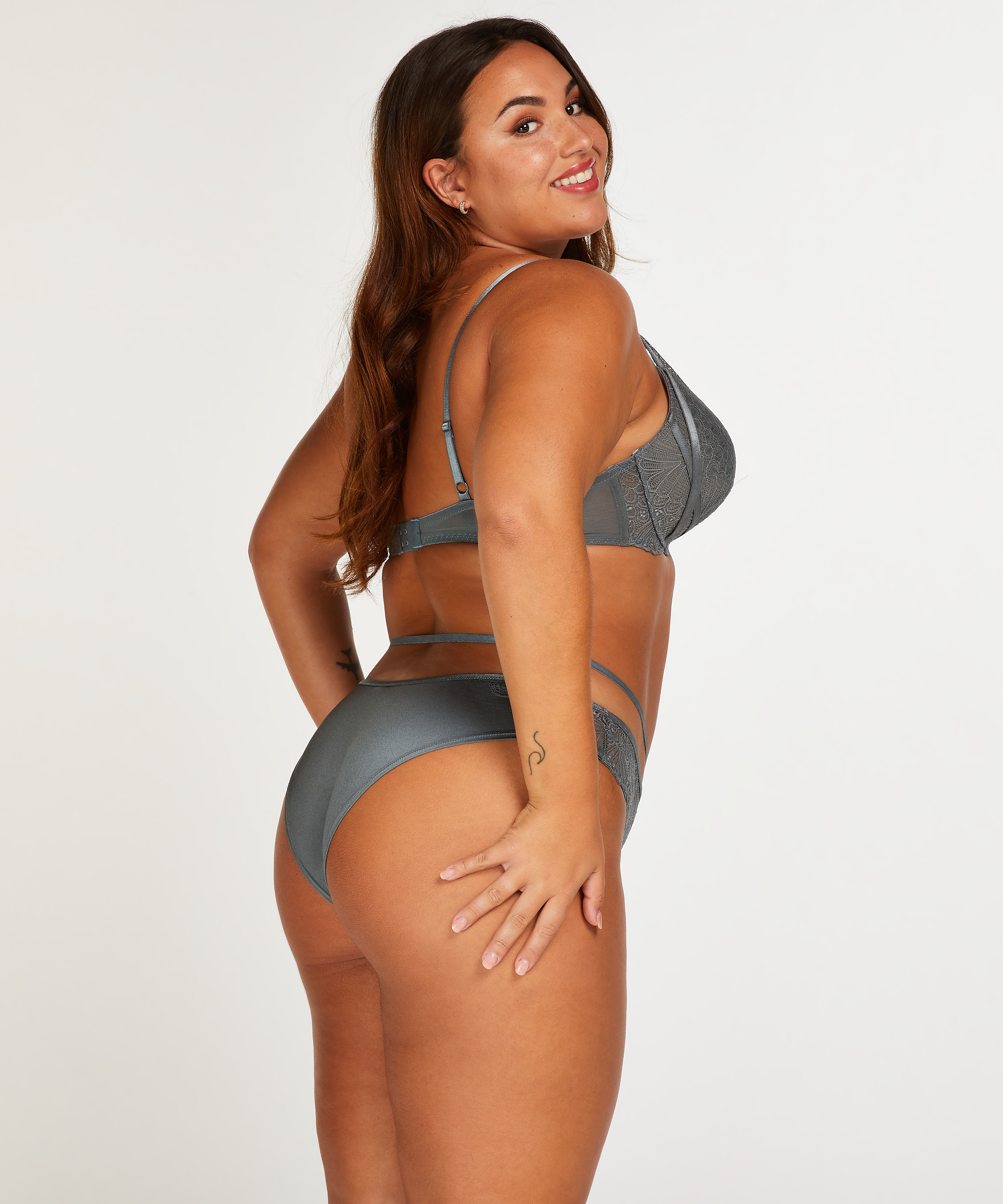 Naomi braziliantrosa, bl&aring;, main