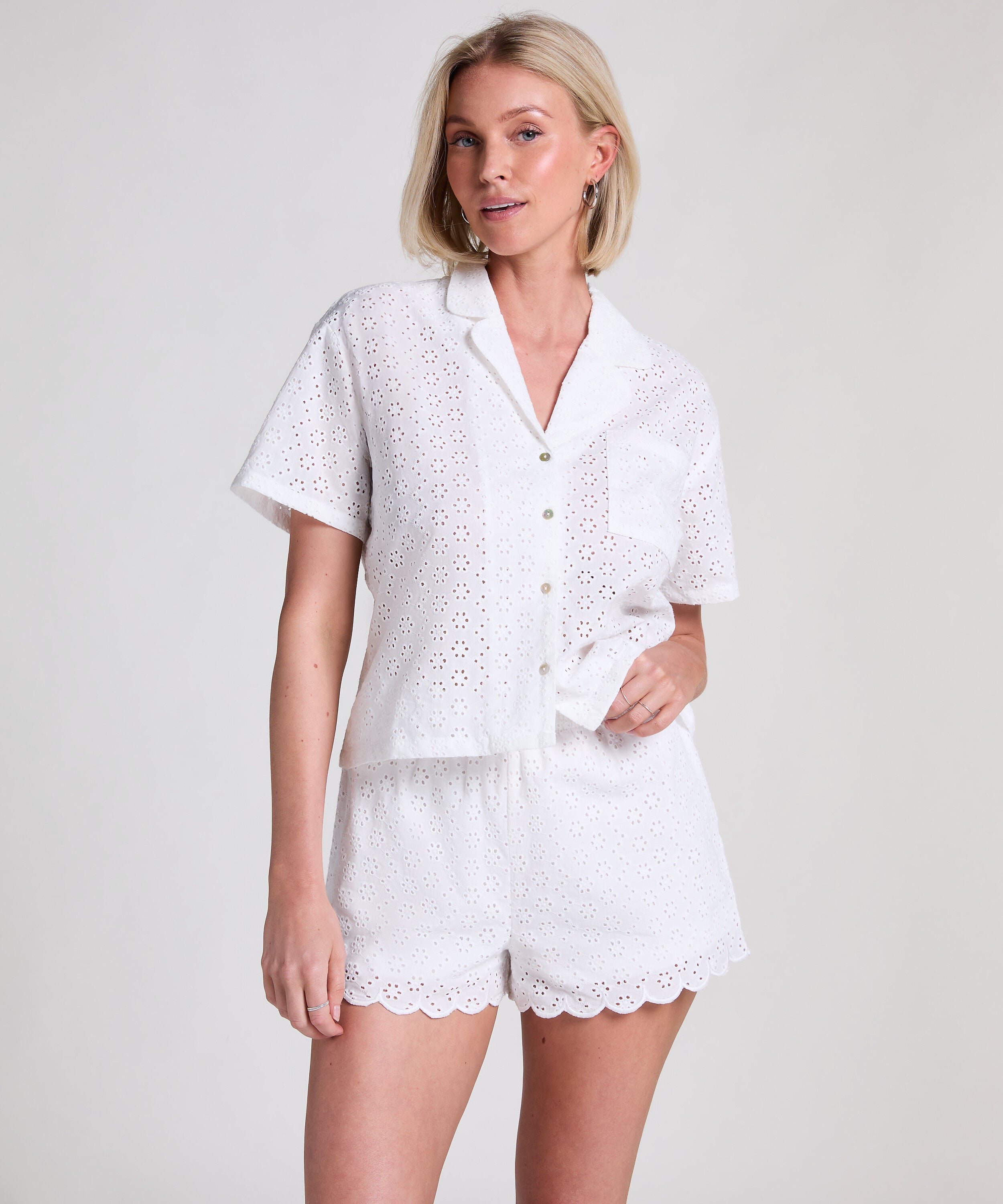 Kort broderie anglaise, Vit