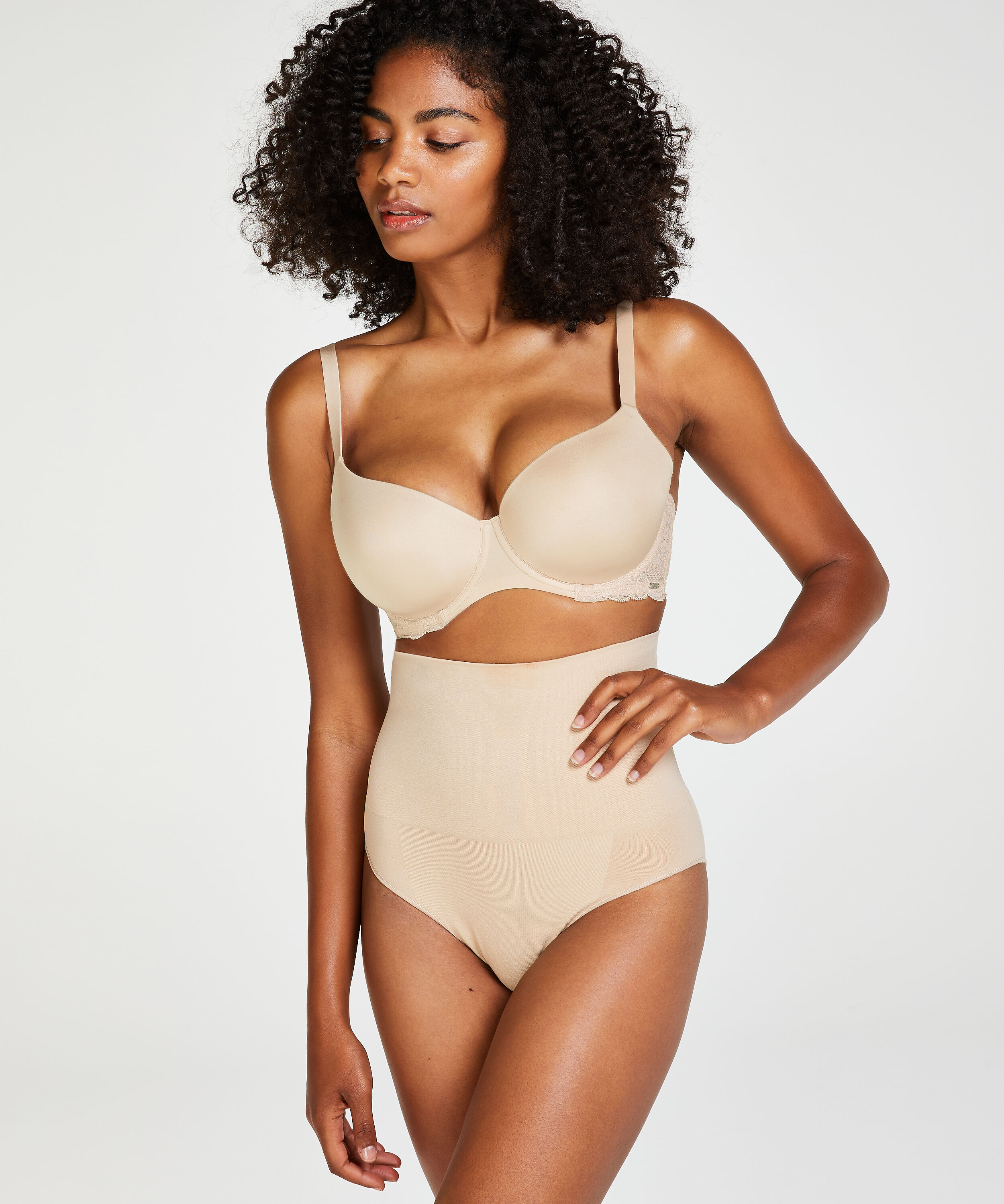 Uppstramande hög trosa, Beige