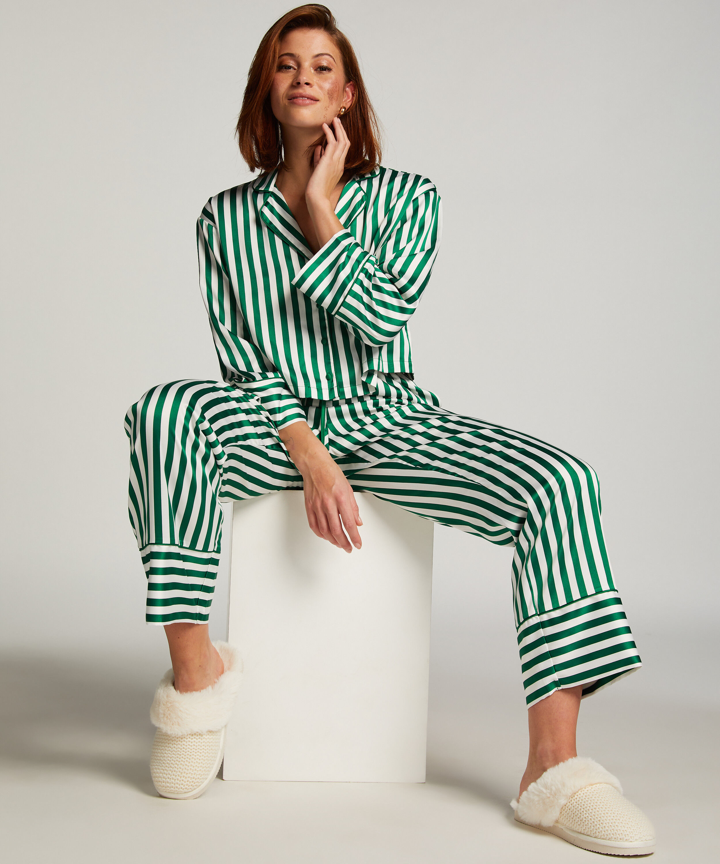 L&aring;ng&auml;rmad jacka i satin, Gr&ouml;n