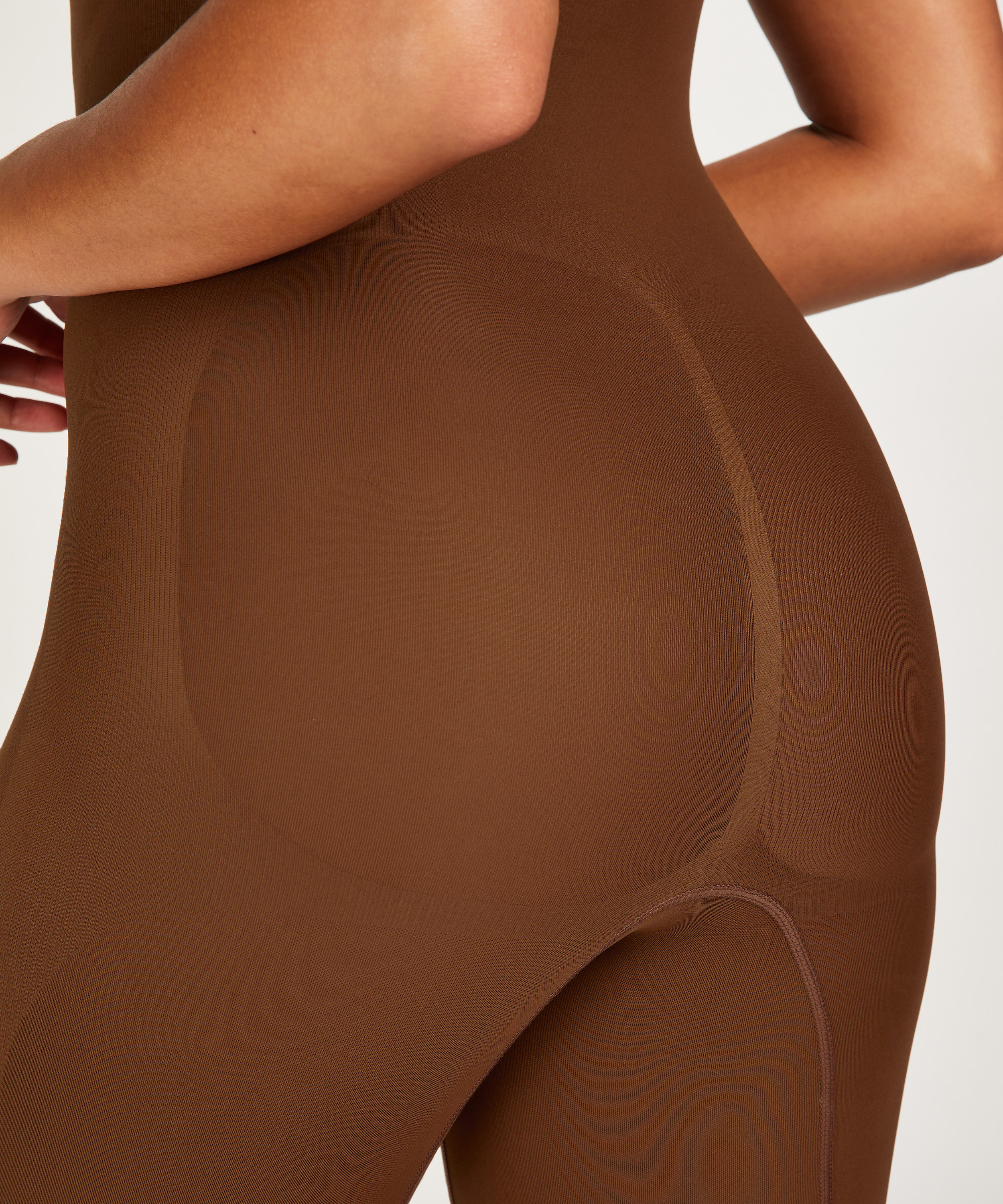 En s&ouml;ml&ouml;s bodysuit med h&ouml;gt skurna ben, R&ouml;d, main