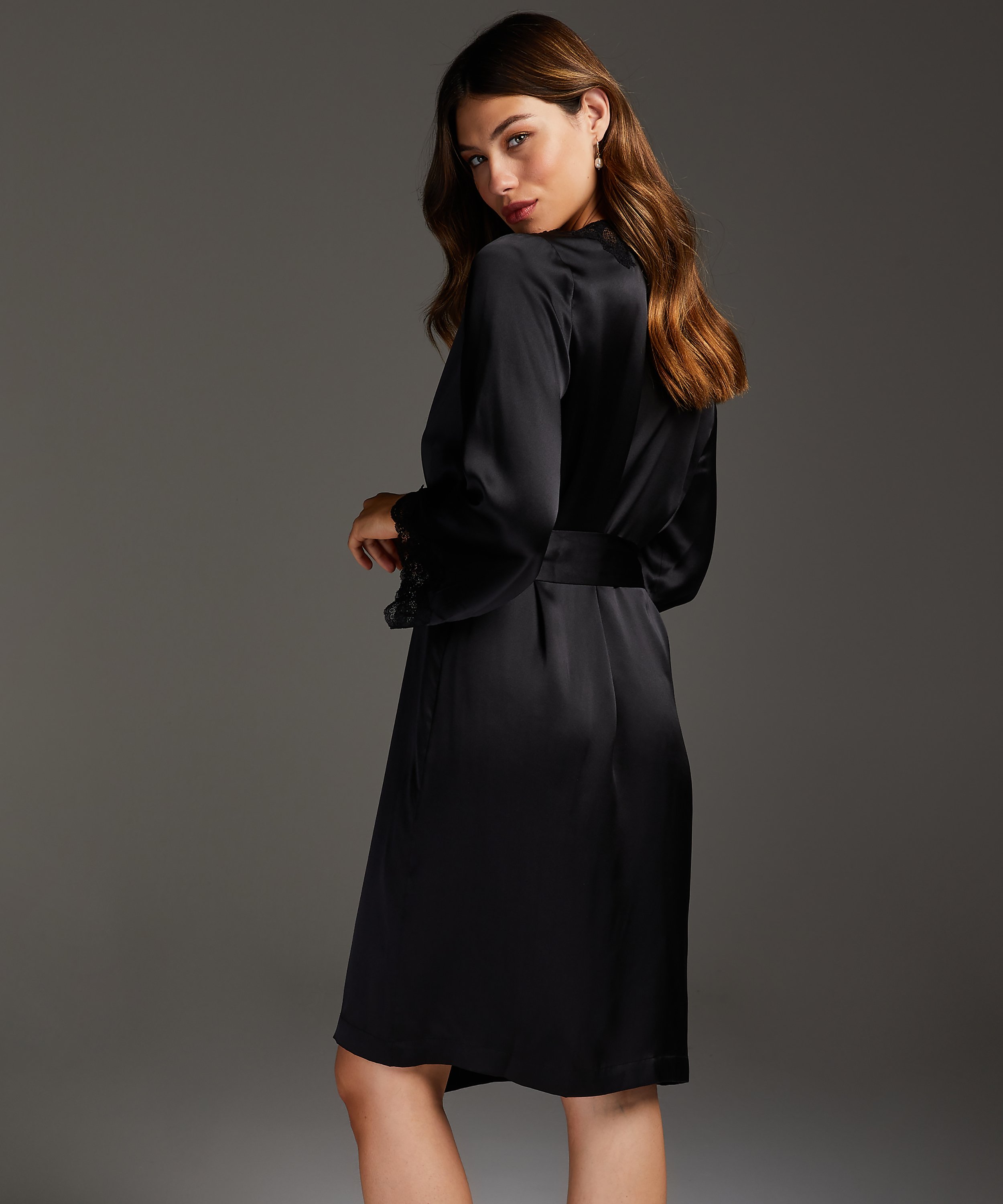 Kimono med kant i sidenspets, Svart, main