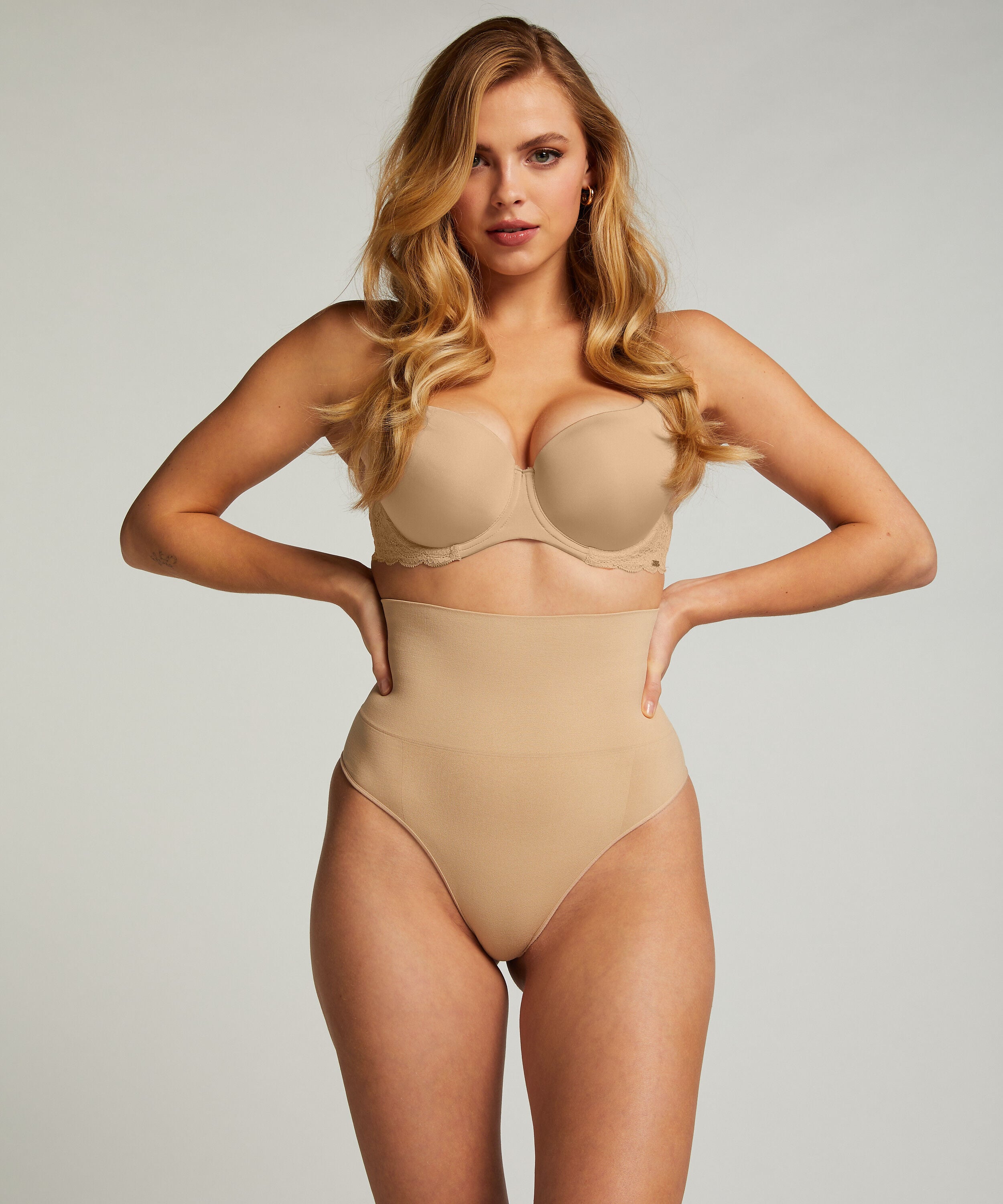 Hög uppstramande stringtrosa Seamless, Beige Hög uppstramande stringtrosa Seamless, Beige