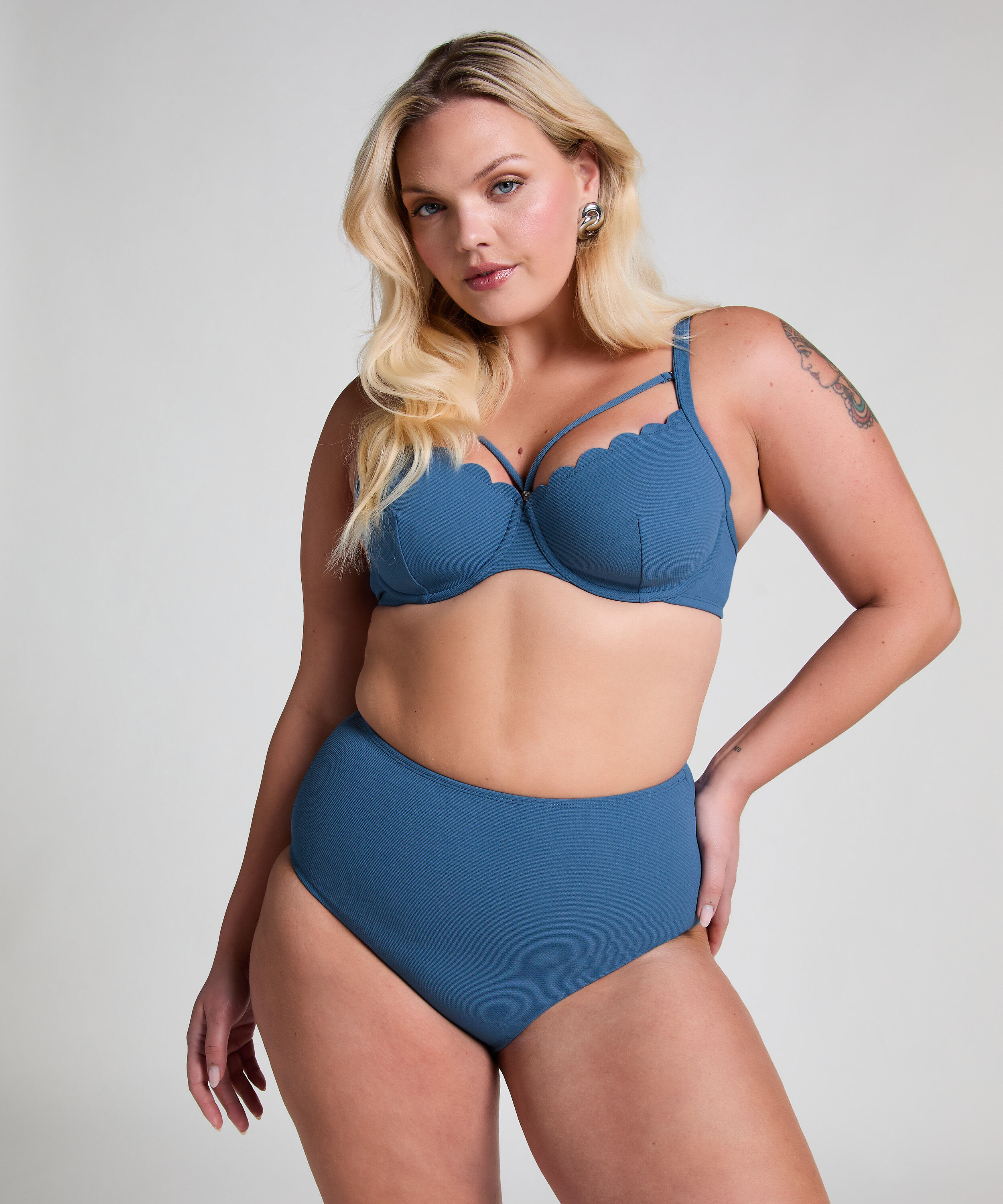 Formpressad bikiniöverdel med bygel Scallop