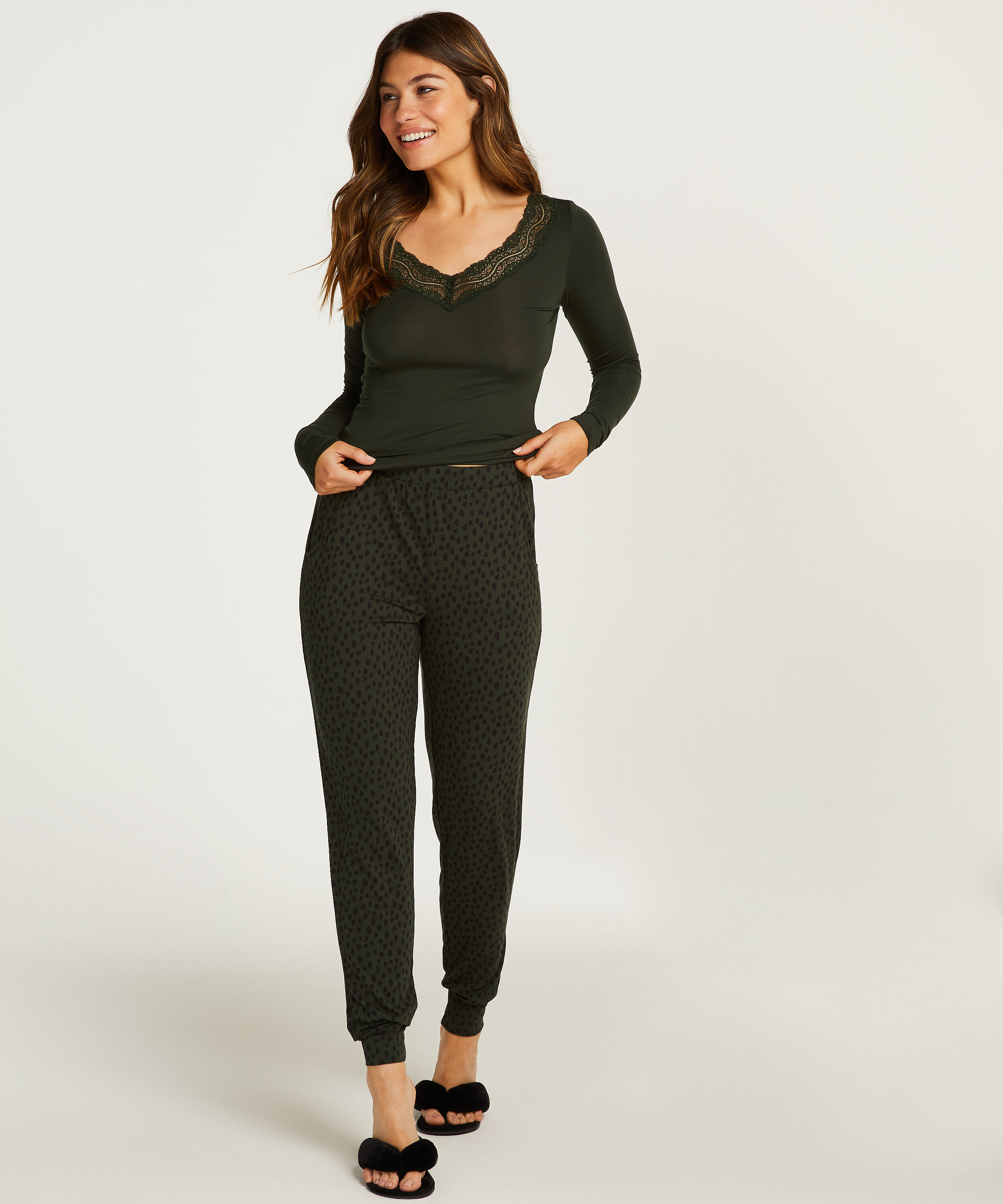 Leopardprickigt pyjamasset med spets, gr&ouml;n