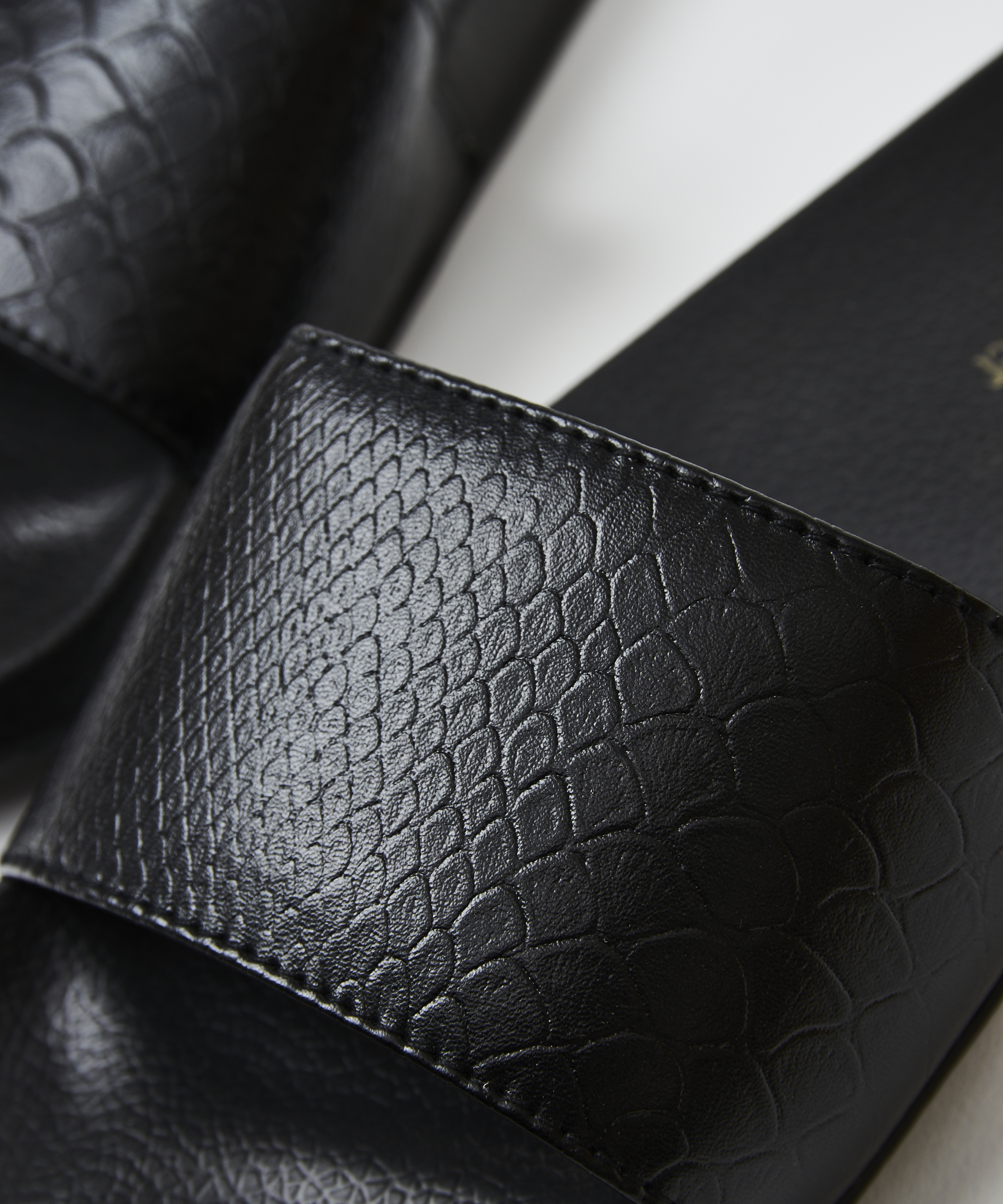 Tofflor med ormmönster, Svart, main