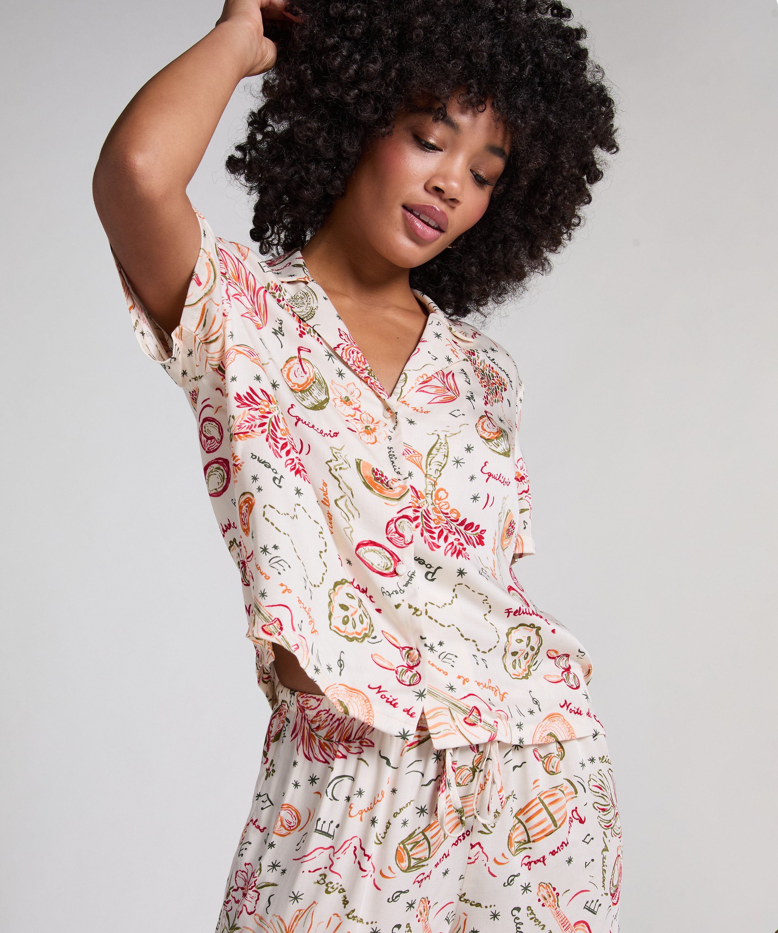 Satinjacka, Vit, main