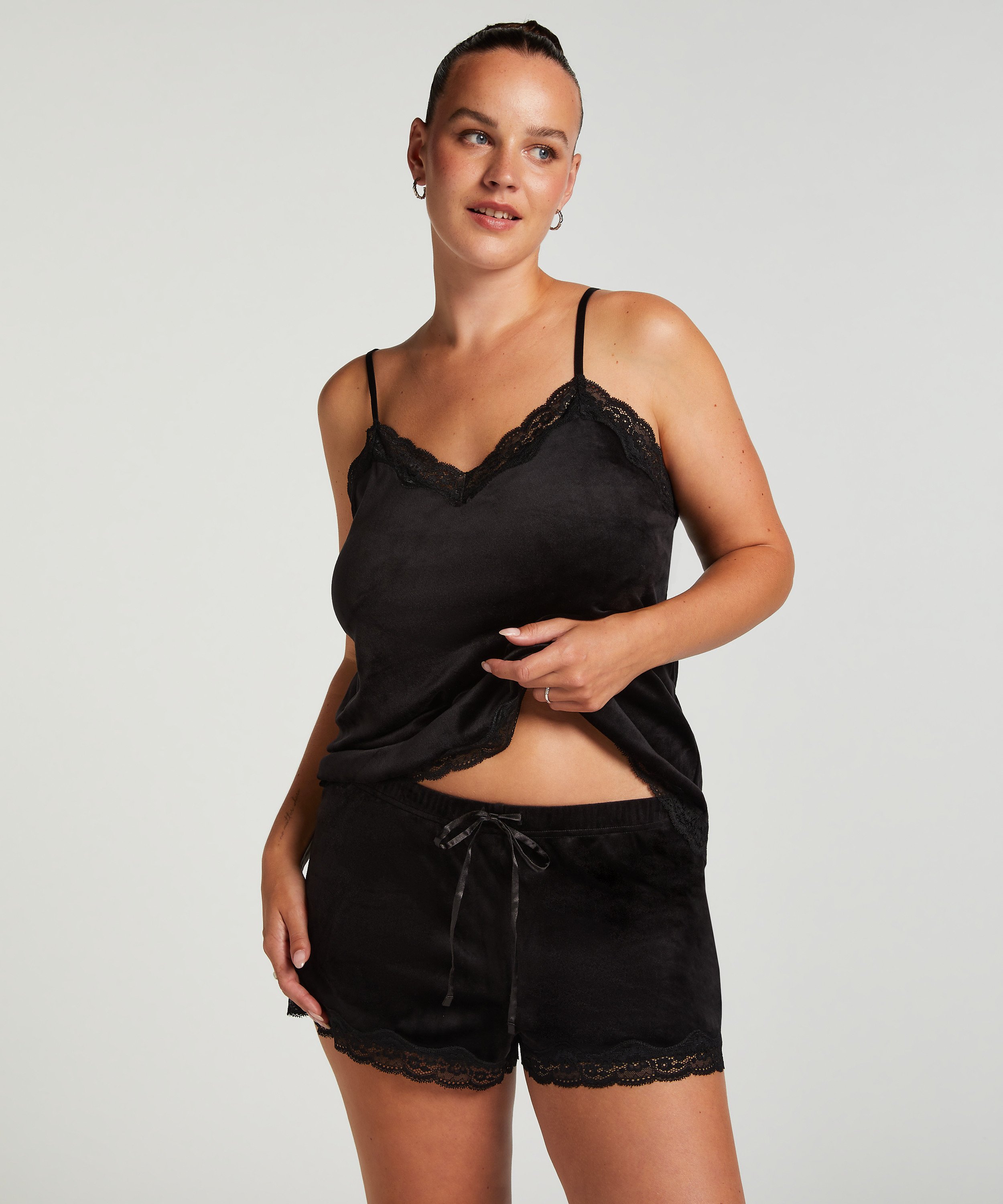 Sammet-spetslinne, Svart, main