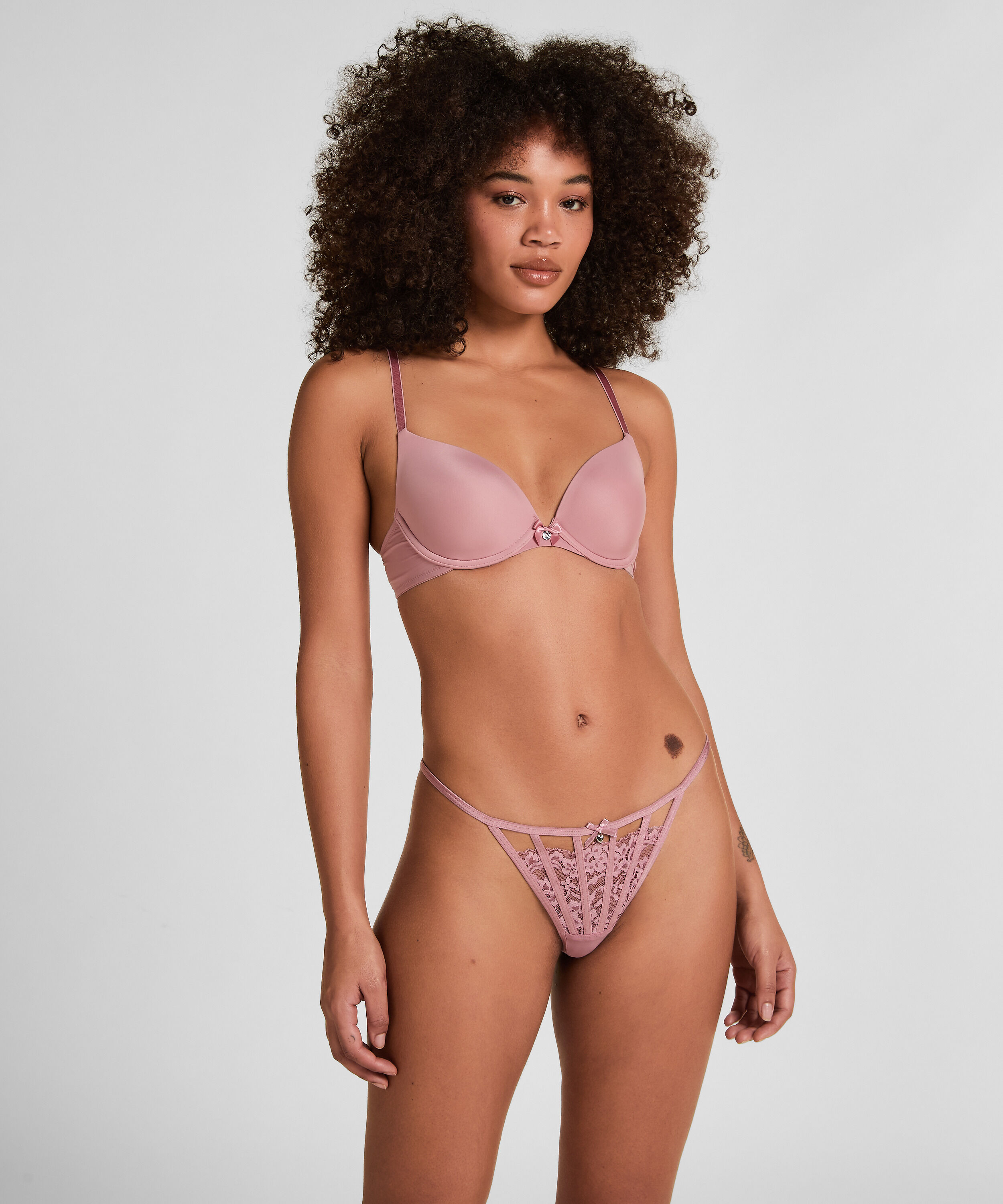 Maxime stringtrosa, Rosa