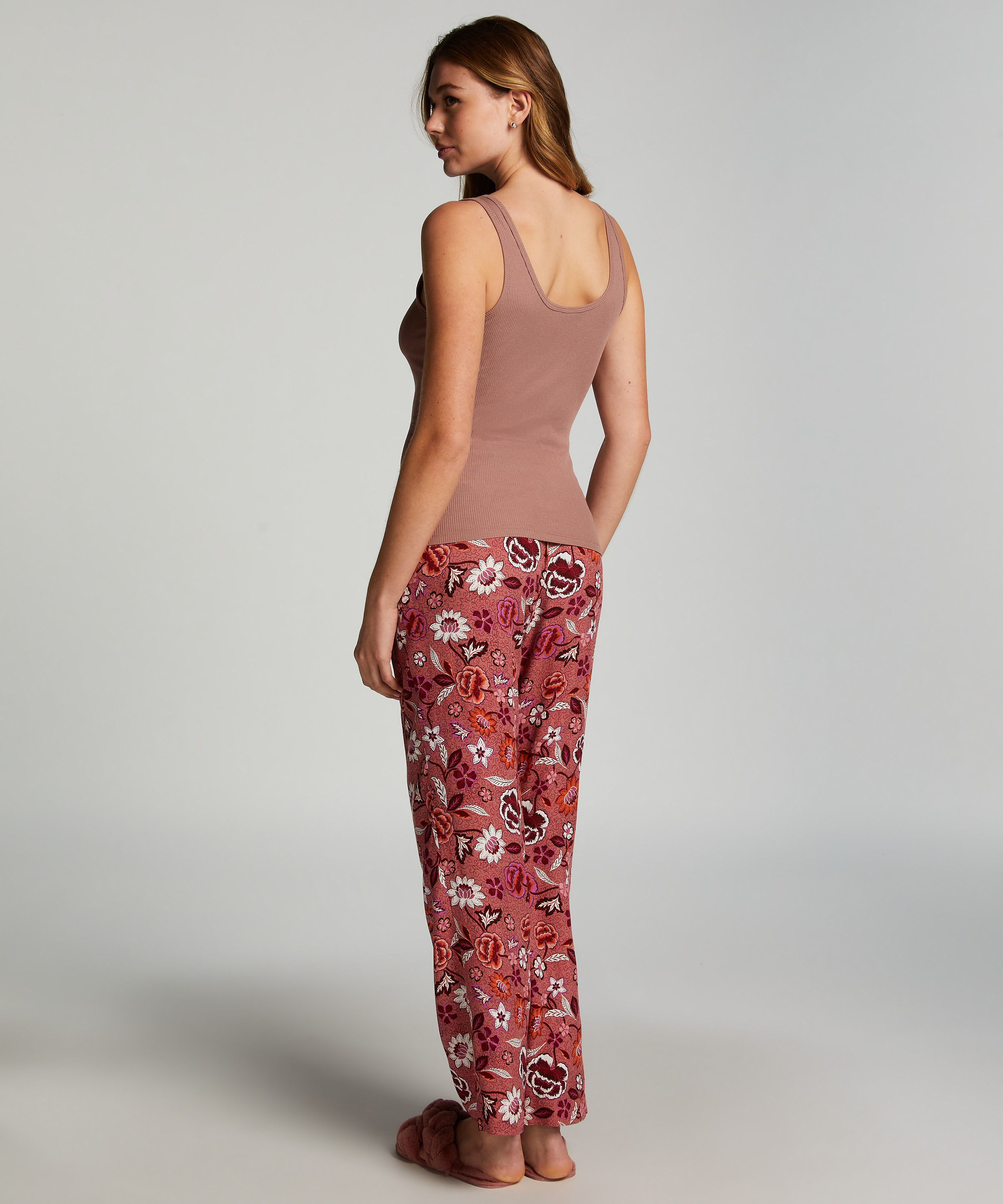 Linne Henley, Brun, main