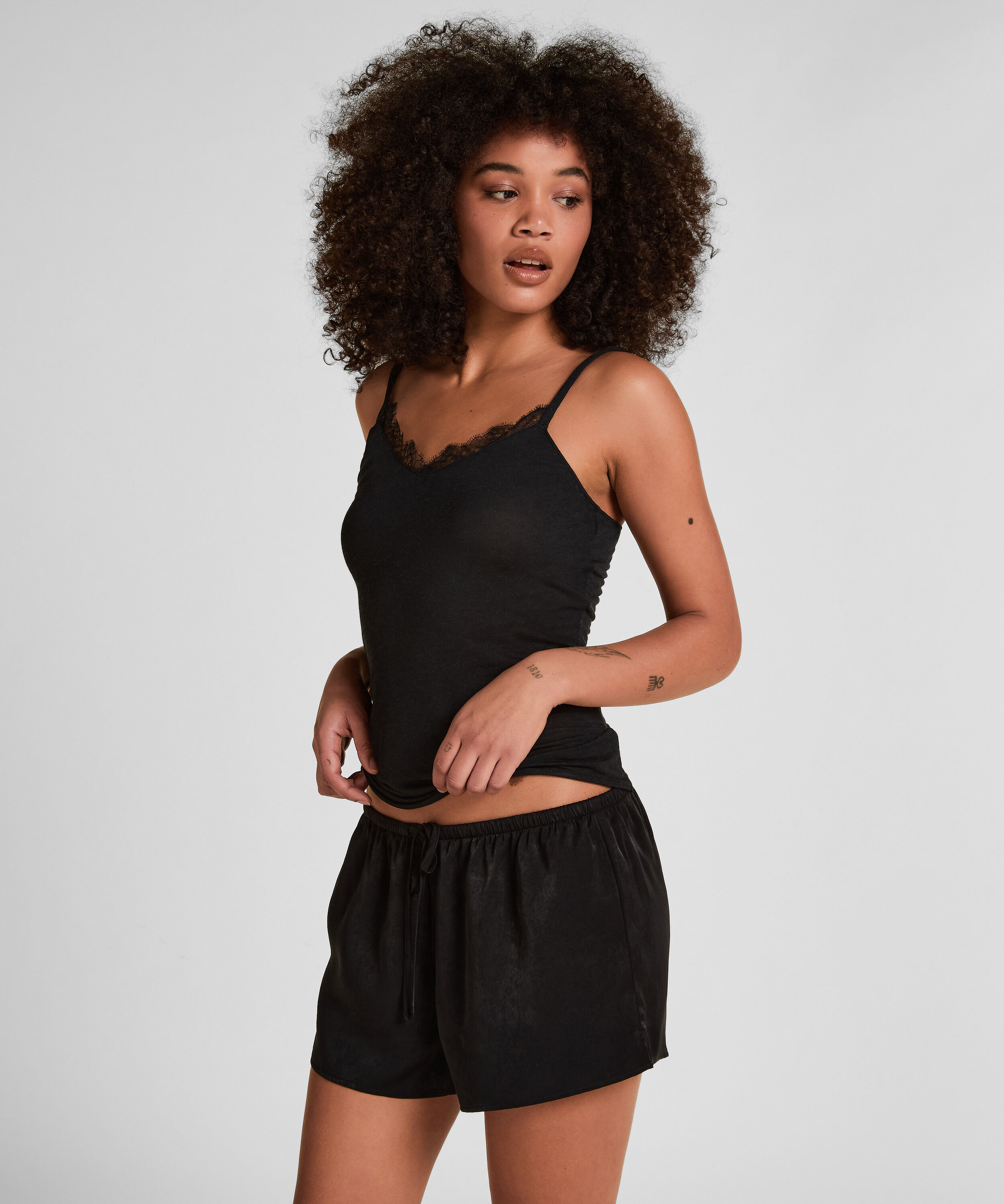 Supermjuk spets-V-ringad cami med kashmir