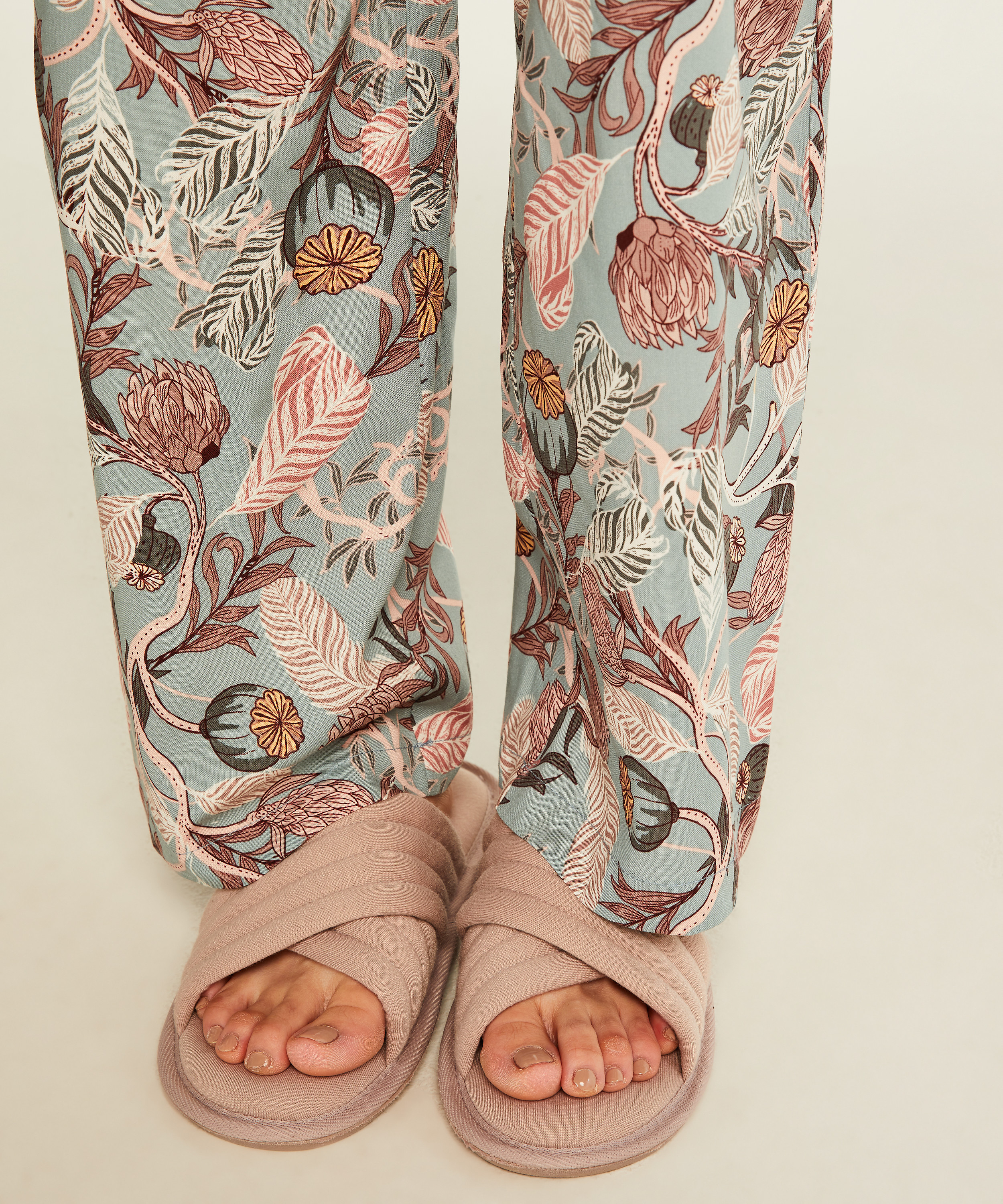 Mani tofflor, Rosa, main