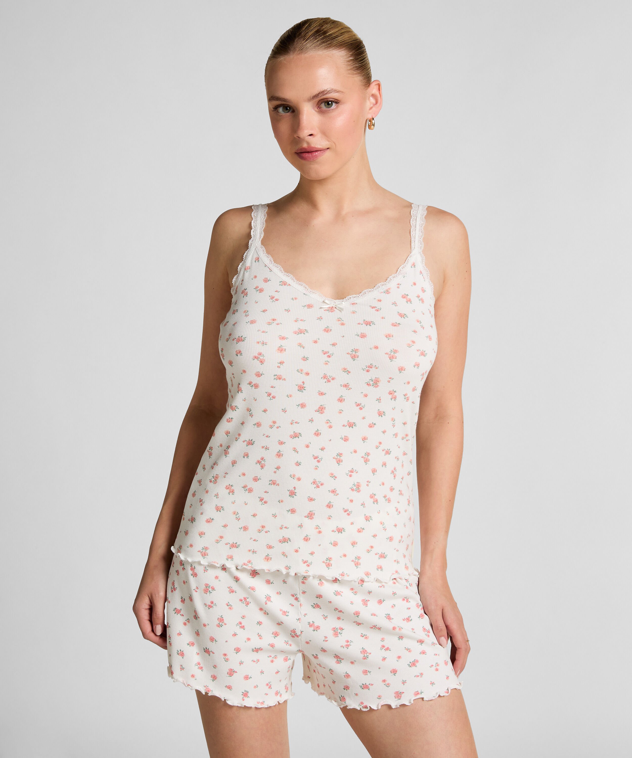 Ribbstickat linne med spets