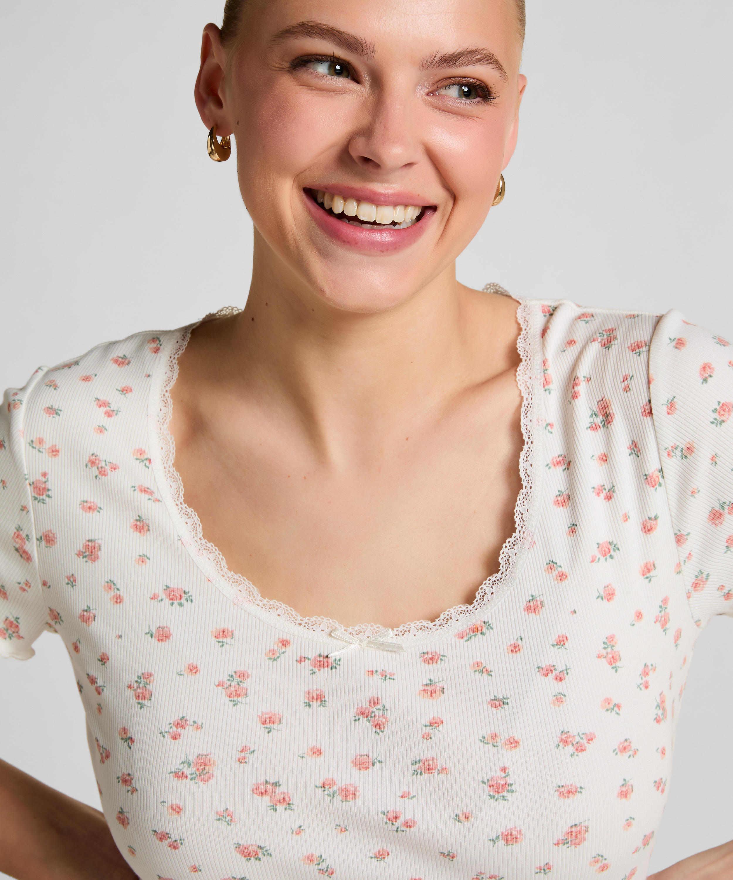 Kort&auml;rmad ribbstickad top med spets, Vit, main