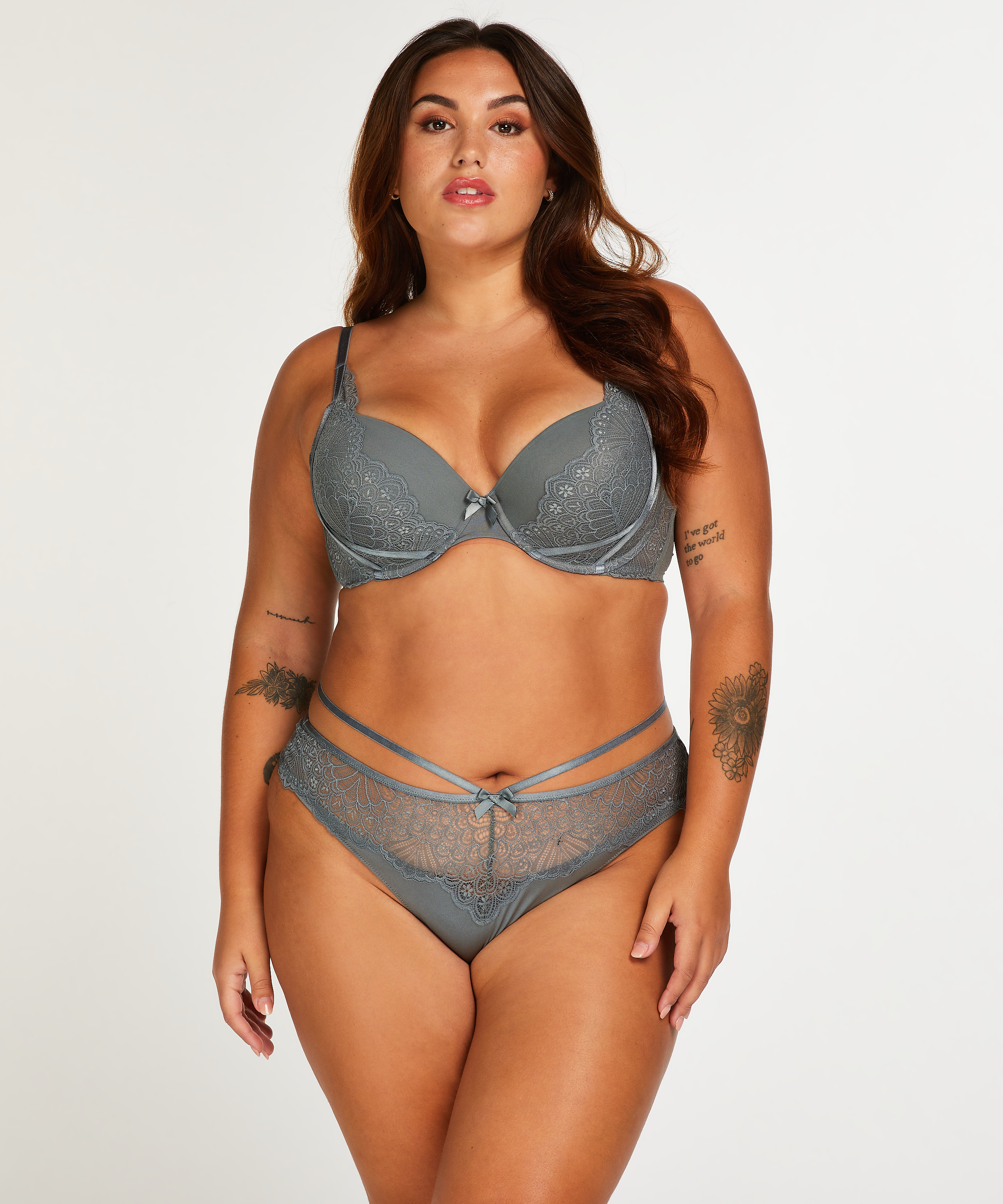 Naomi braziliantrosa, bl&aring;, main