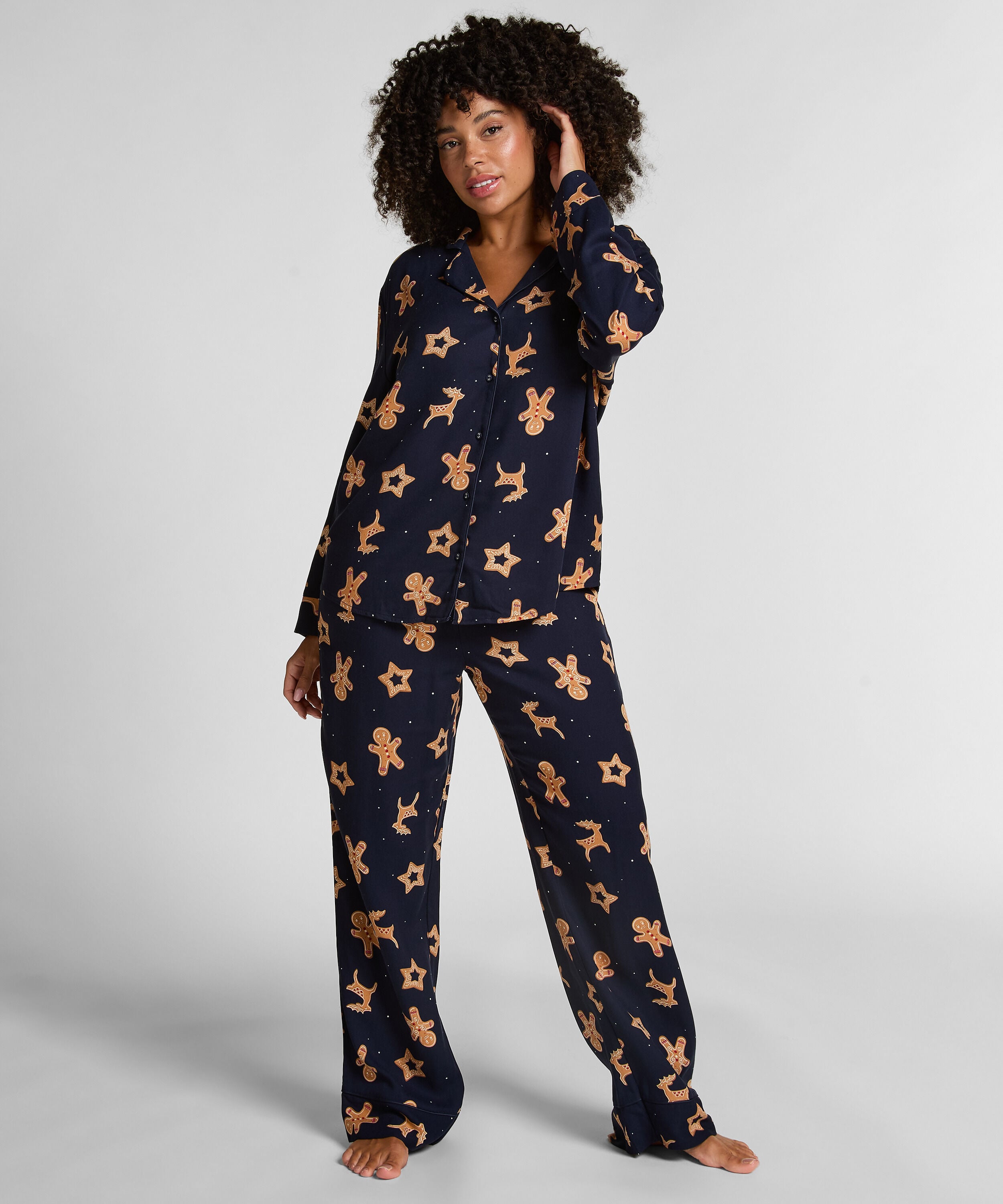 Pyjamas med pepparkaksmönster, Blå