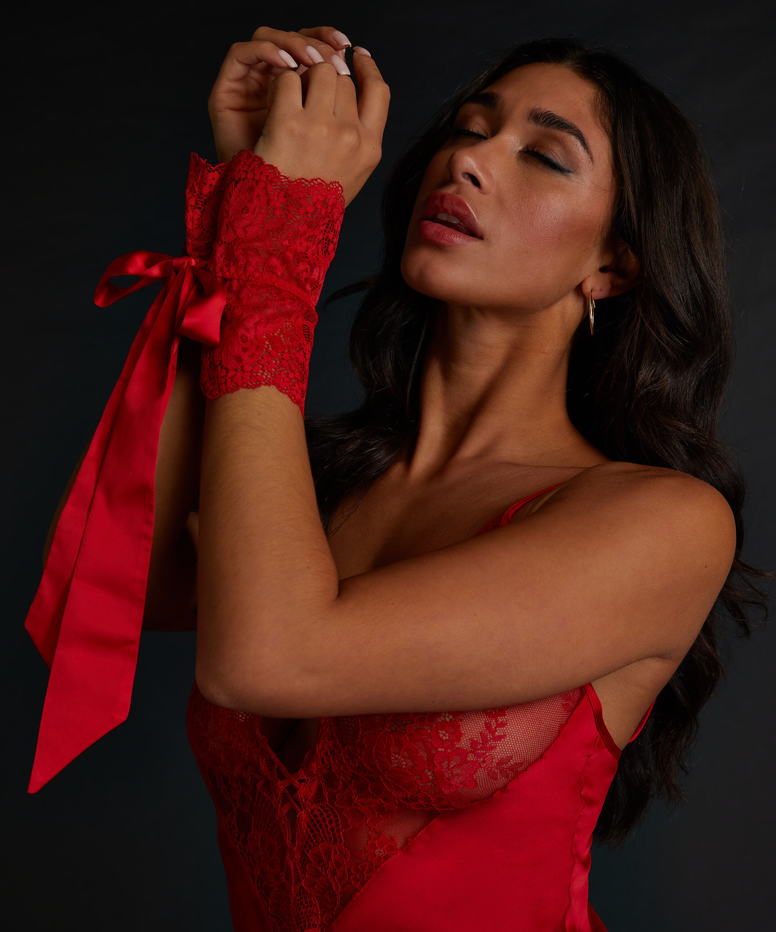 Handklovar av spets, R&ouml;d