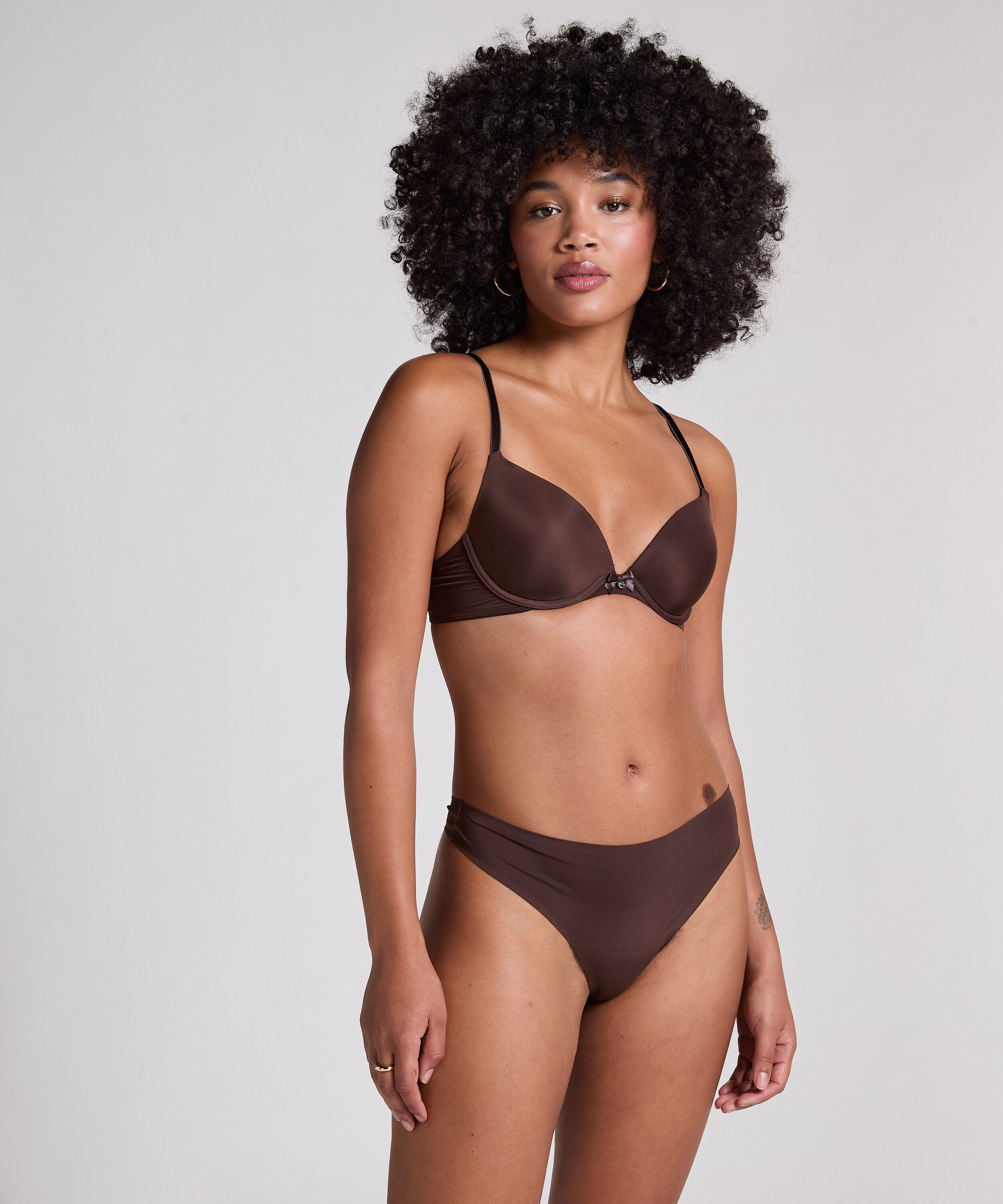 Invisible string basic, Brun Invisible string basic, Brun