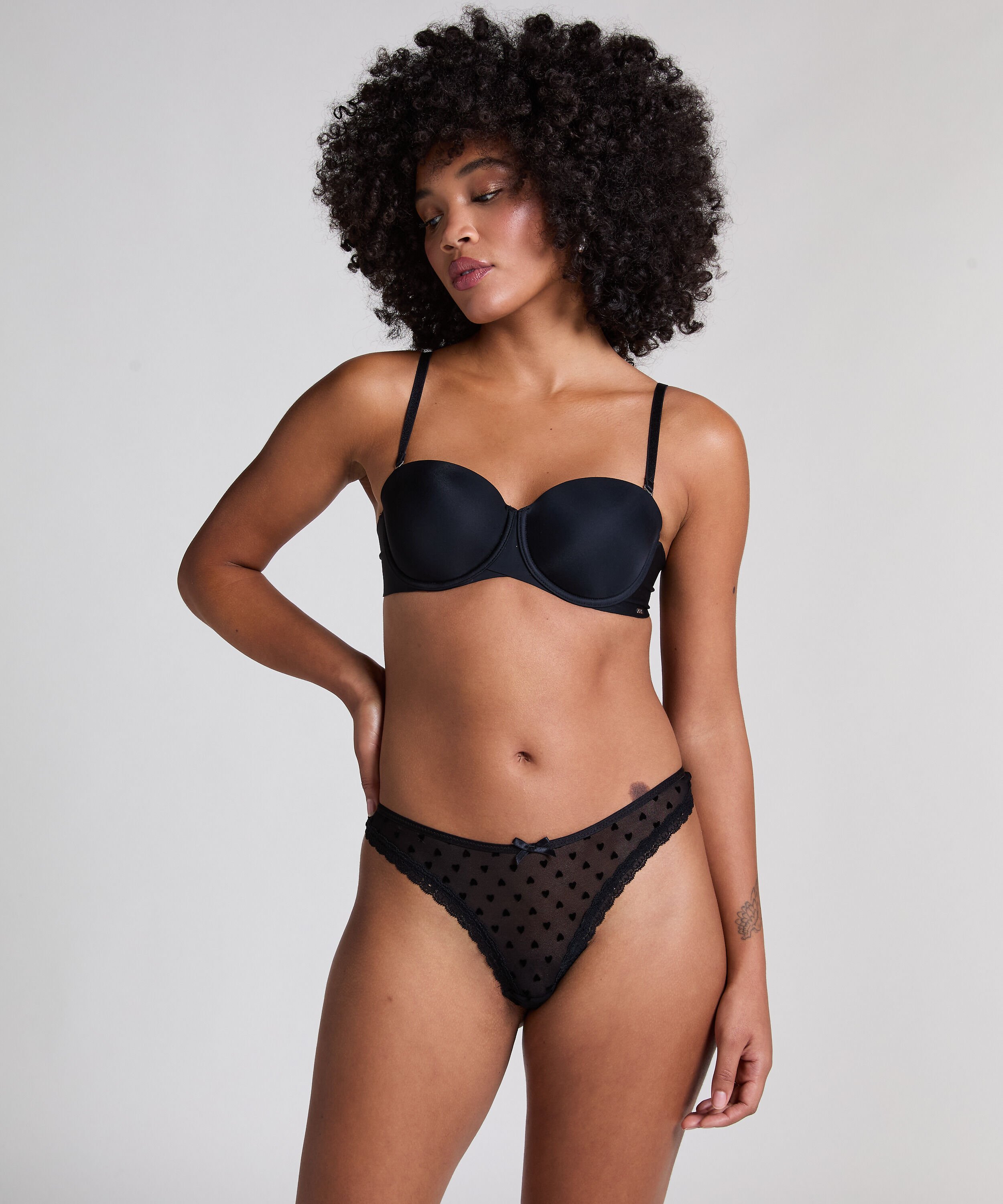 Stringtrosa Phoebe, Svart