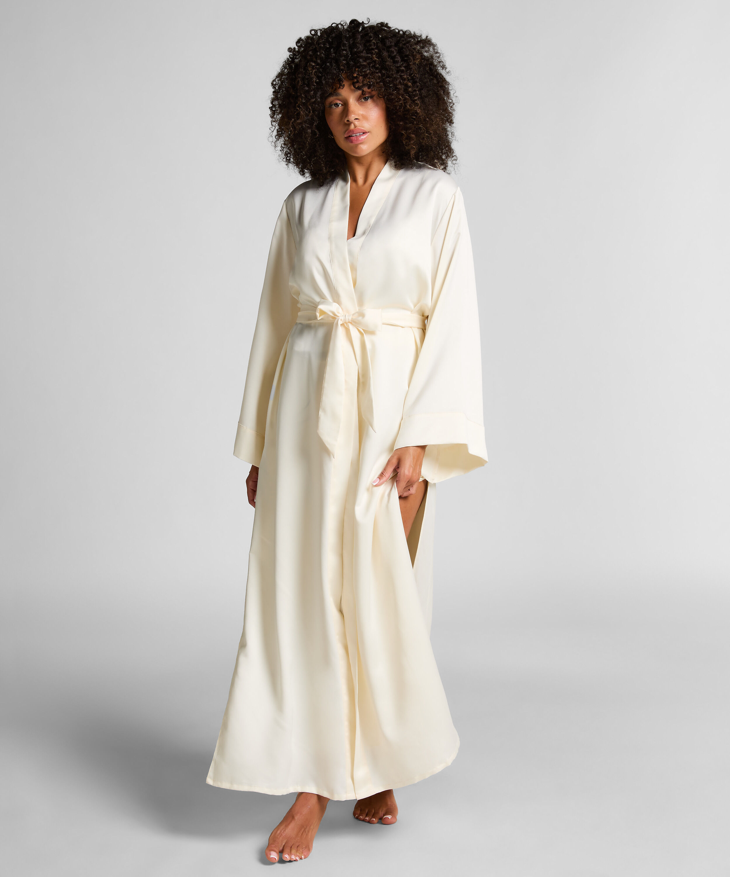 Kimono lång blommig satäng, Vit Kimono lång blommig satäng, Vit