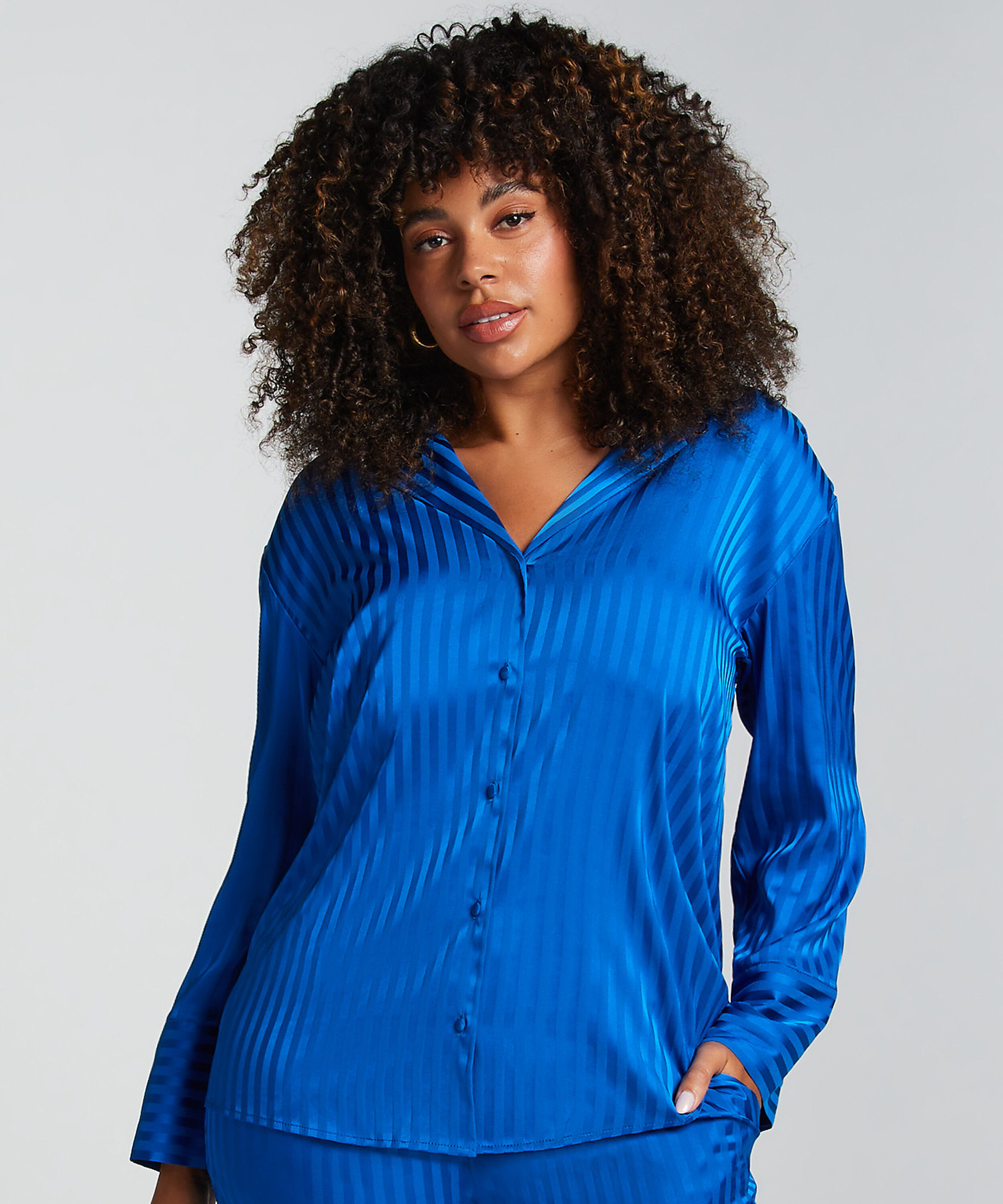 L&aring;ng&auml;rmad jacka i satin, Bl&aring;