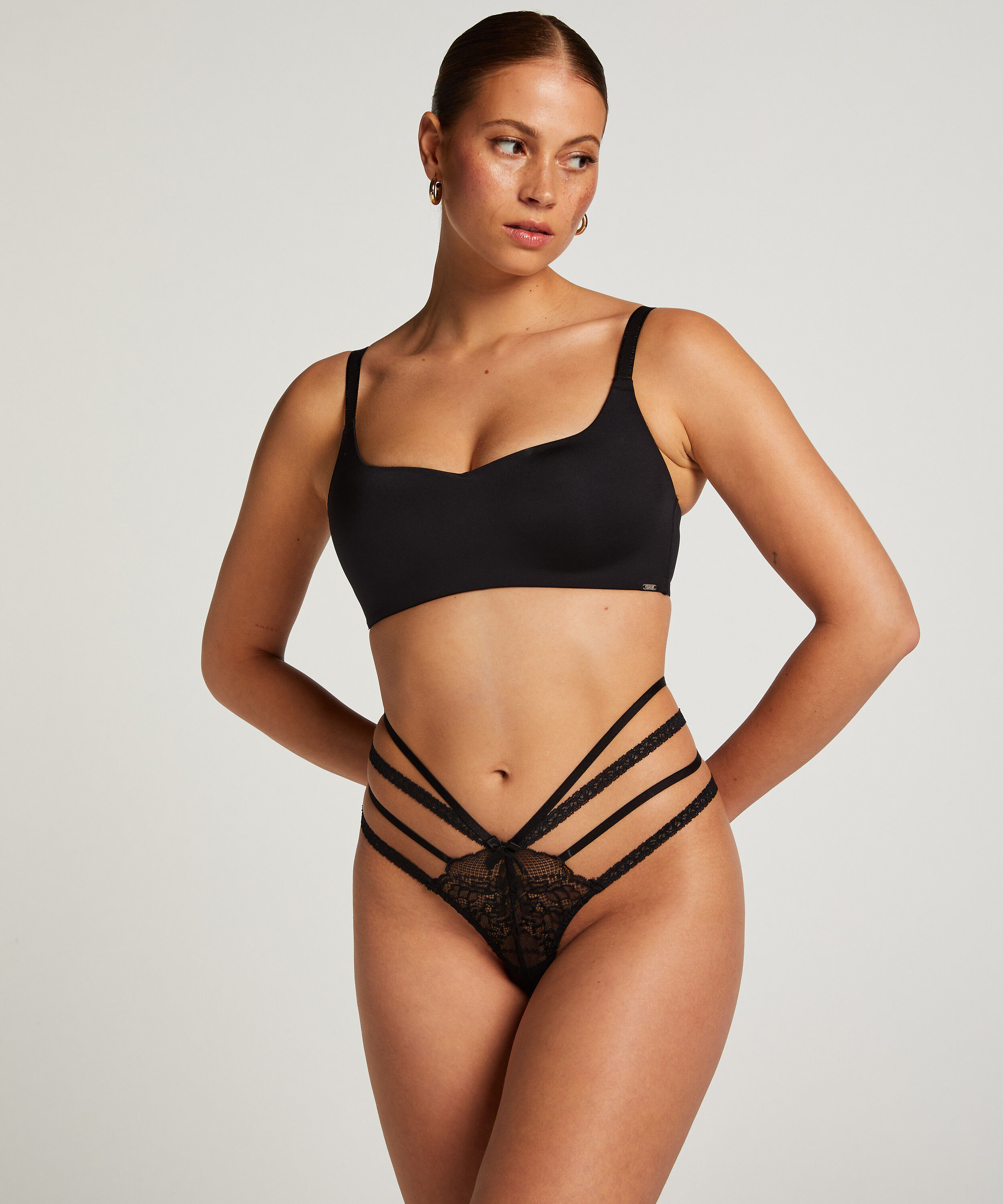 Lorraine stringtrosa, Svart