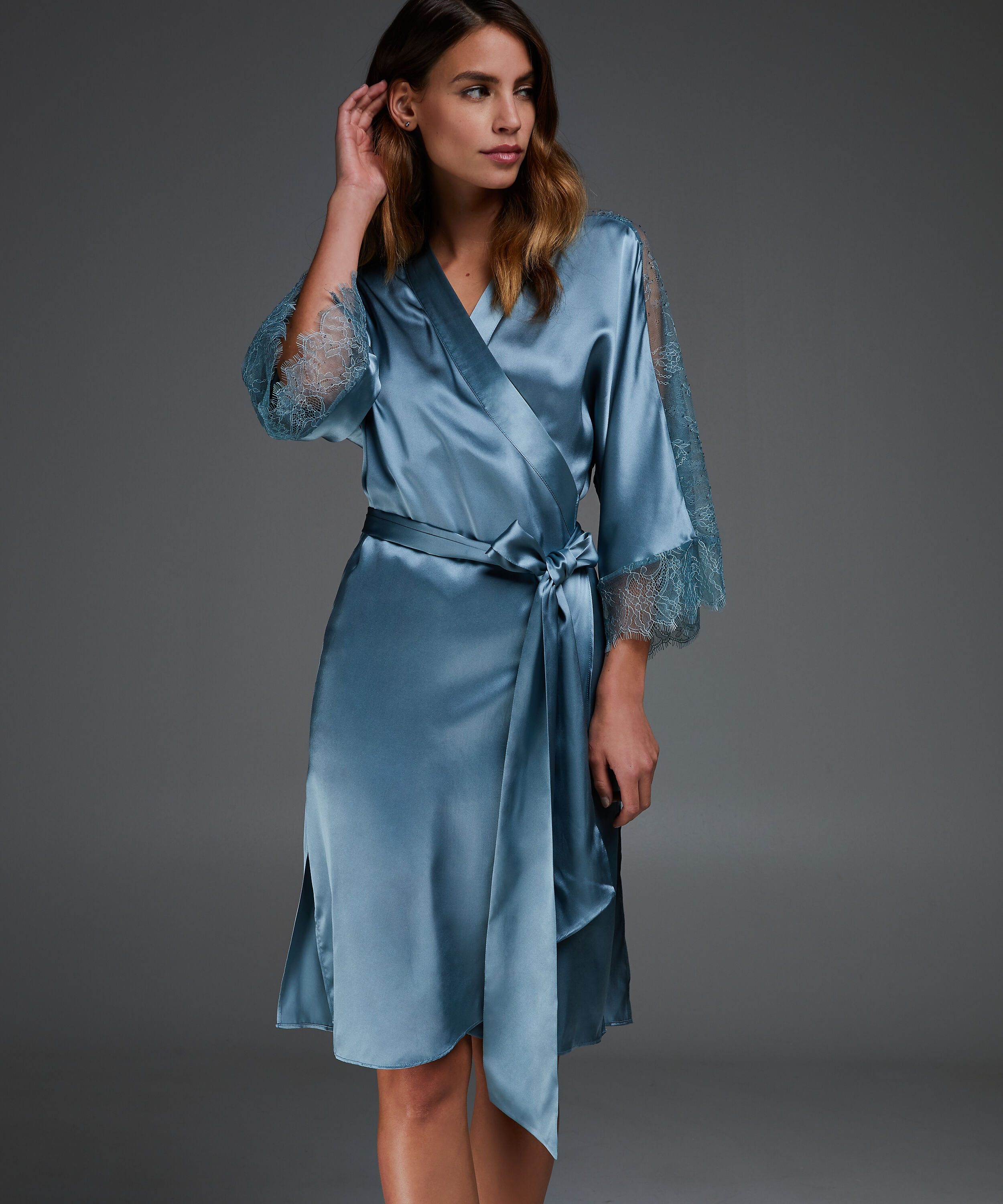 Kimono i silke och spets, Bl&aring;