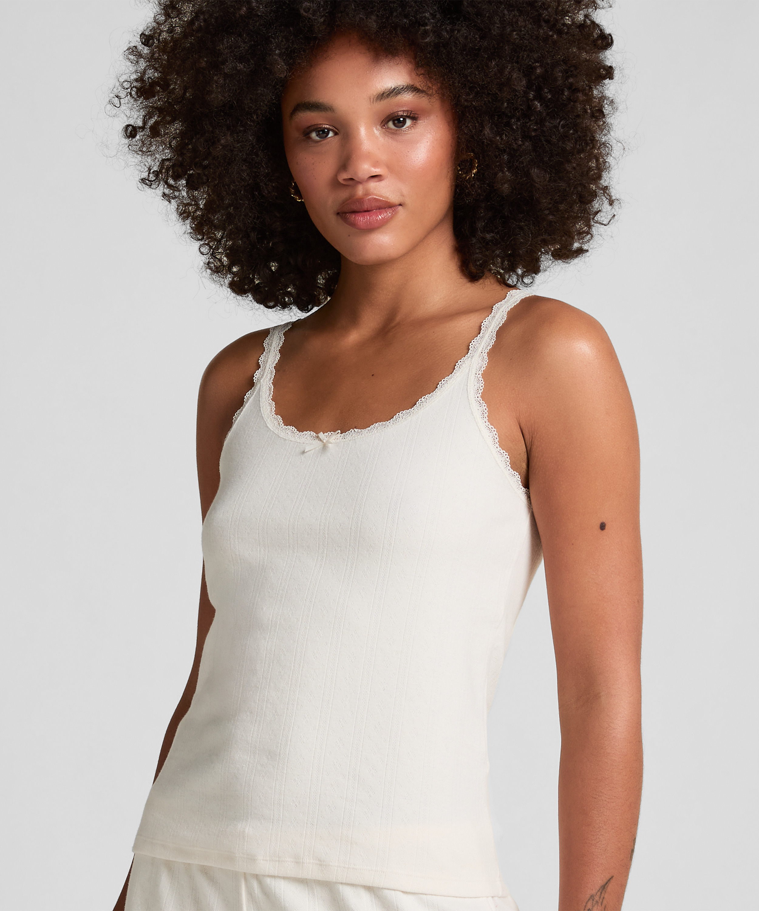 Pointelle linne, Vit, main