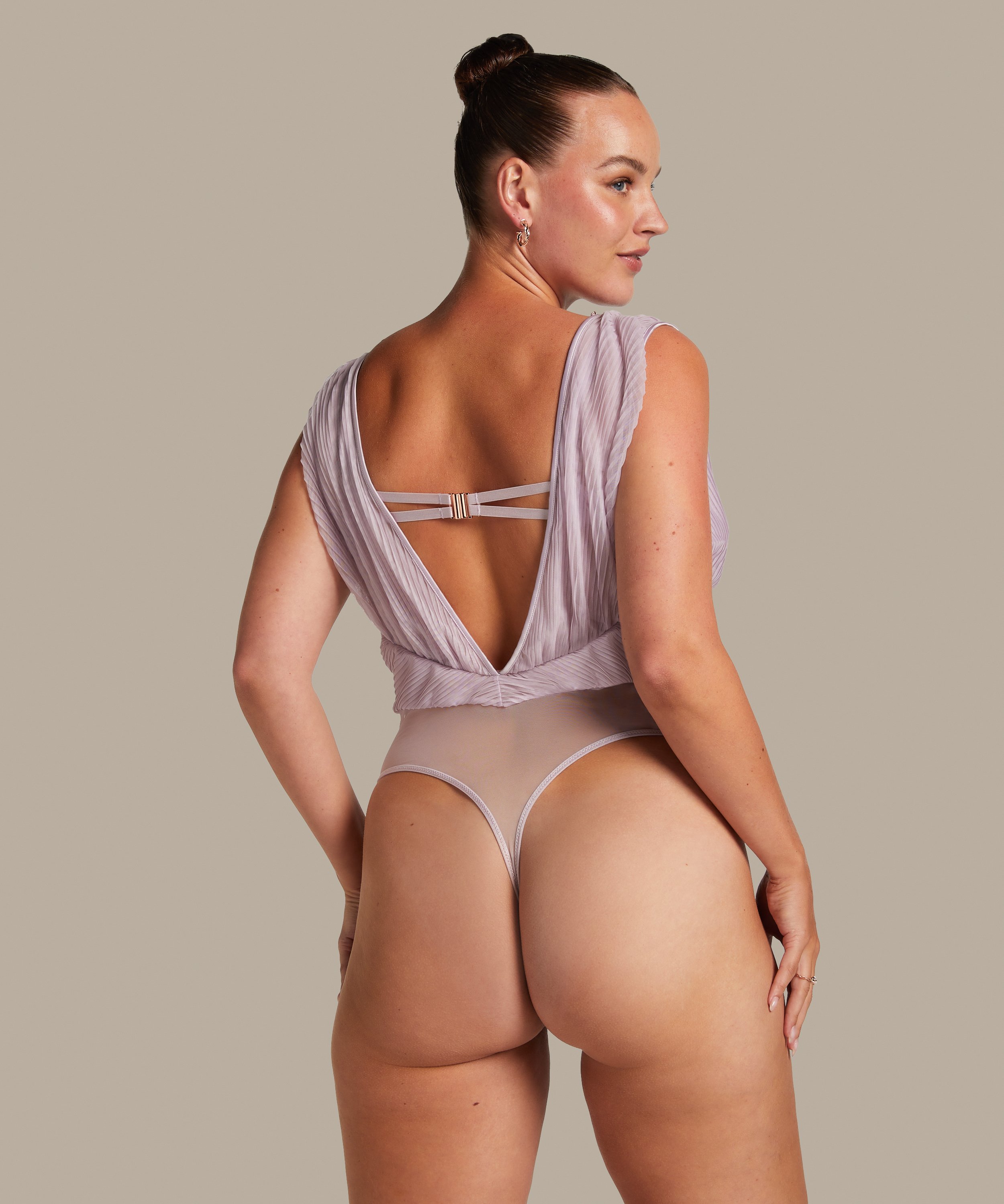 Body Simona, Lila, main