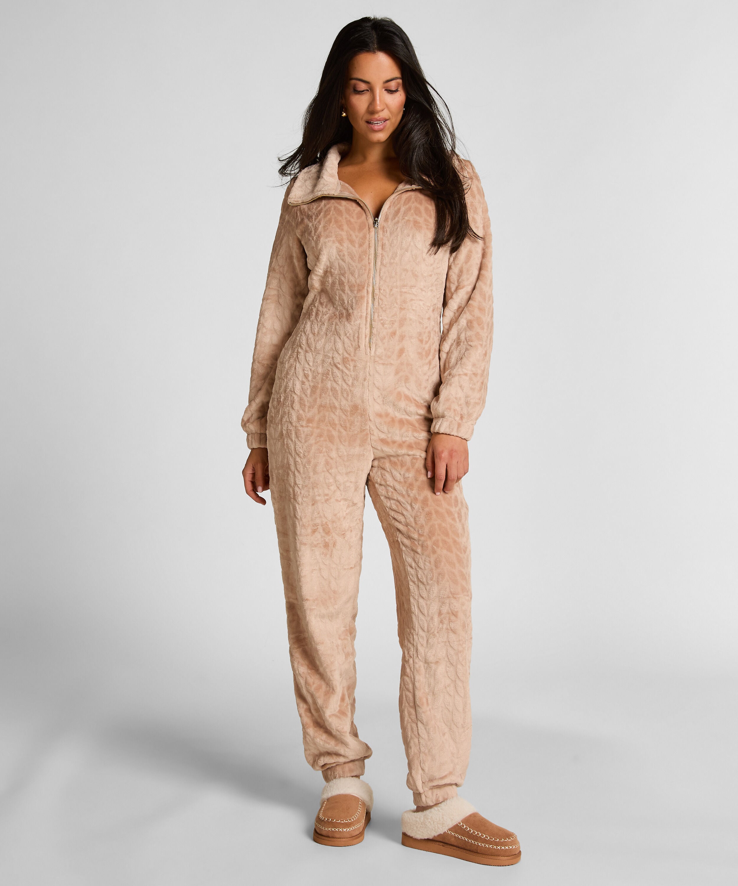 Kabelstickad onesie med dragkedja, Beige