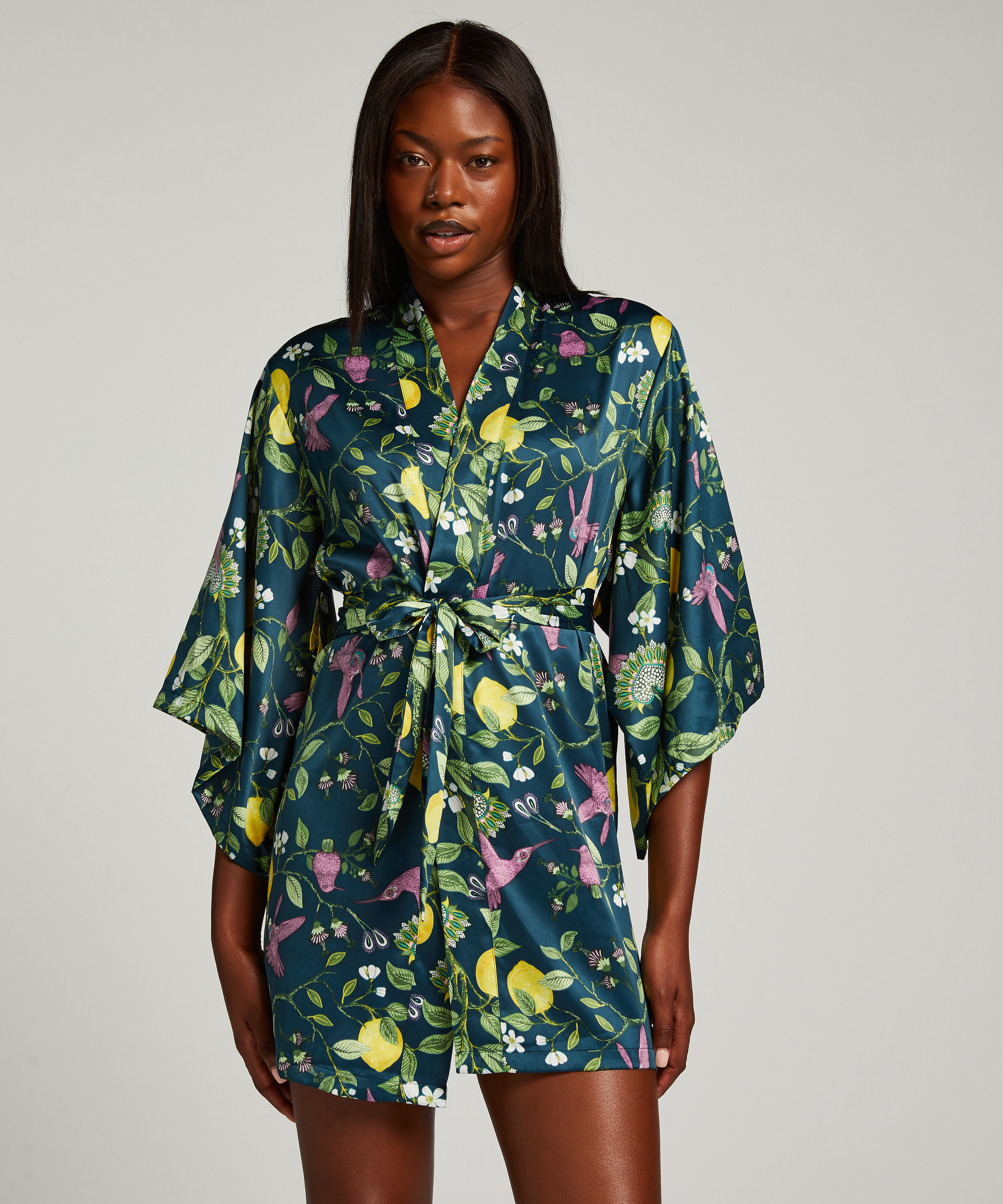 Kimono Satin, Bl&aring;, main